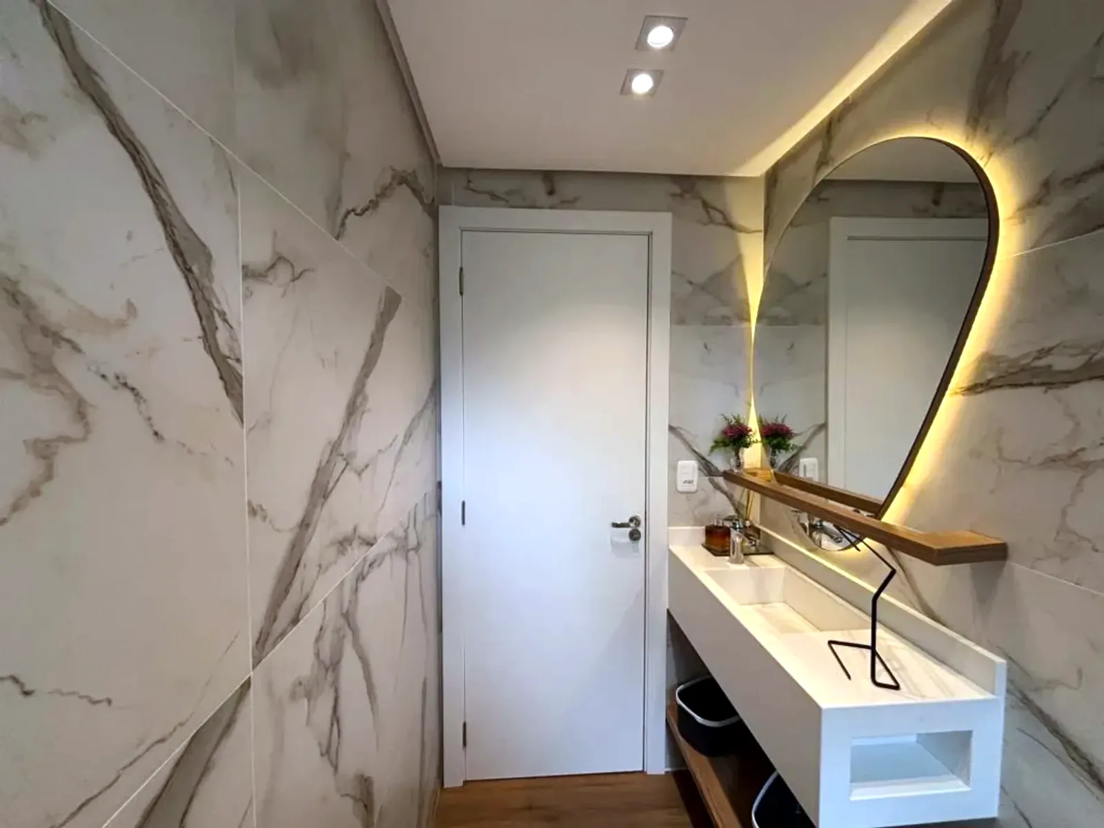 Banheiro em porcelanato marmorizado