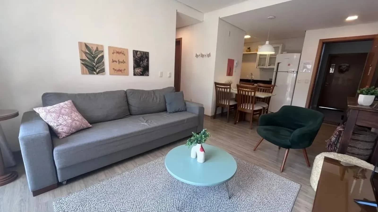 Apartamento mobiliado com suíte, 2 vagas e piscina aquecida