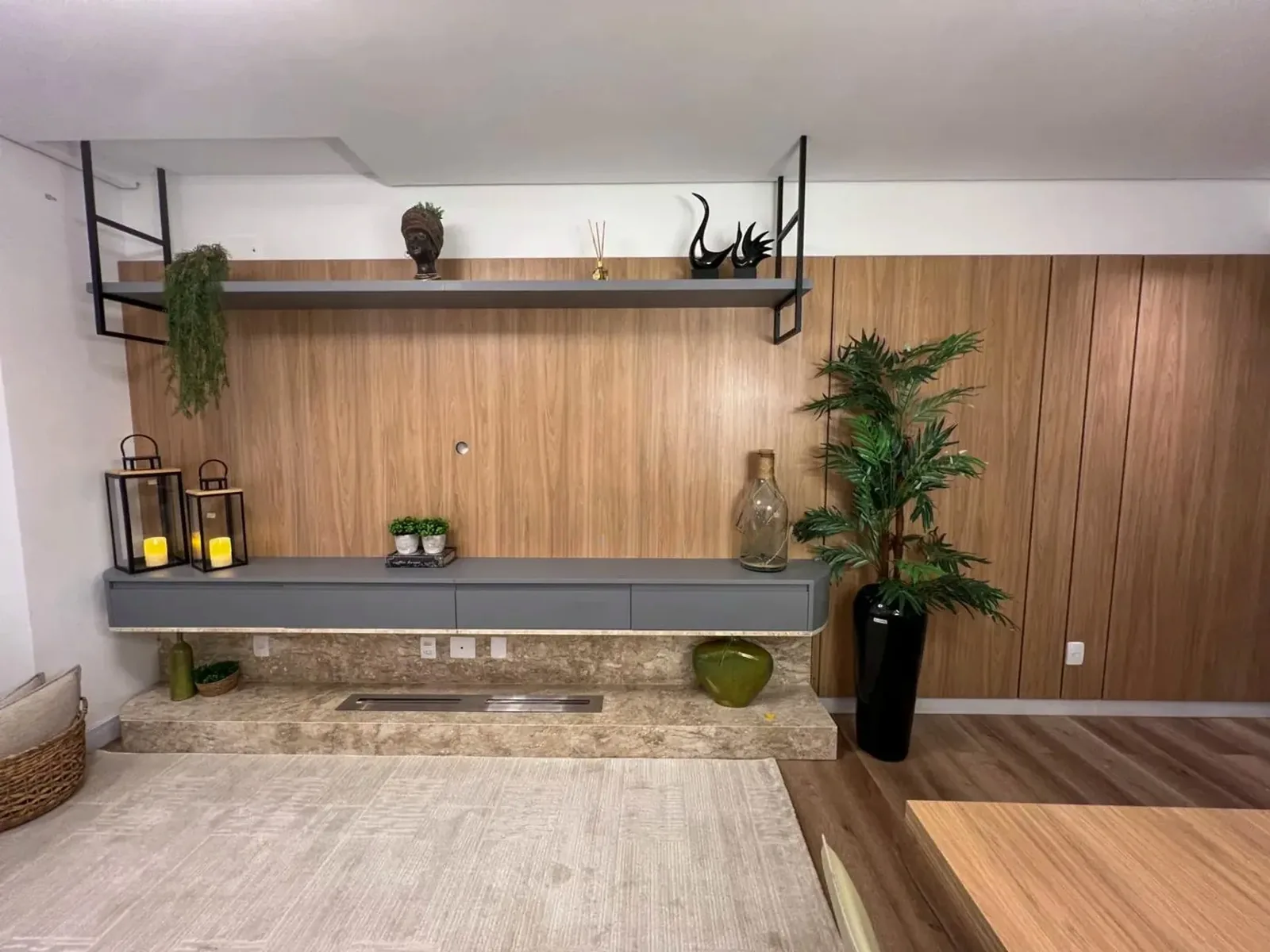 Painel em madeira com lareira ecológica