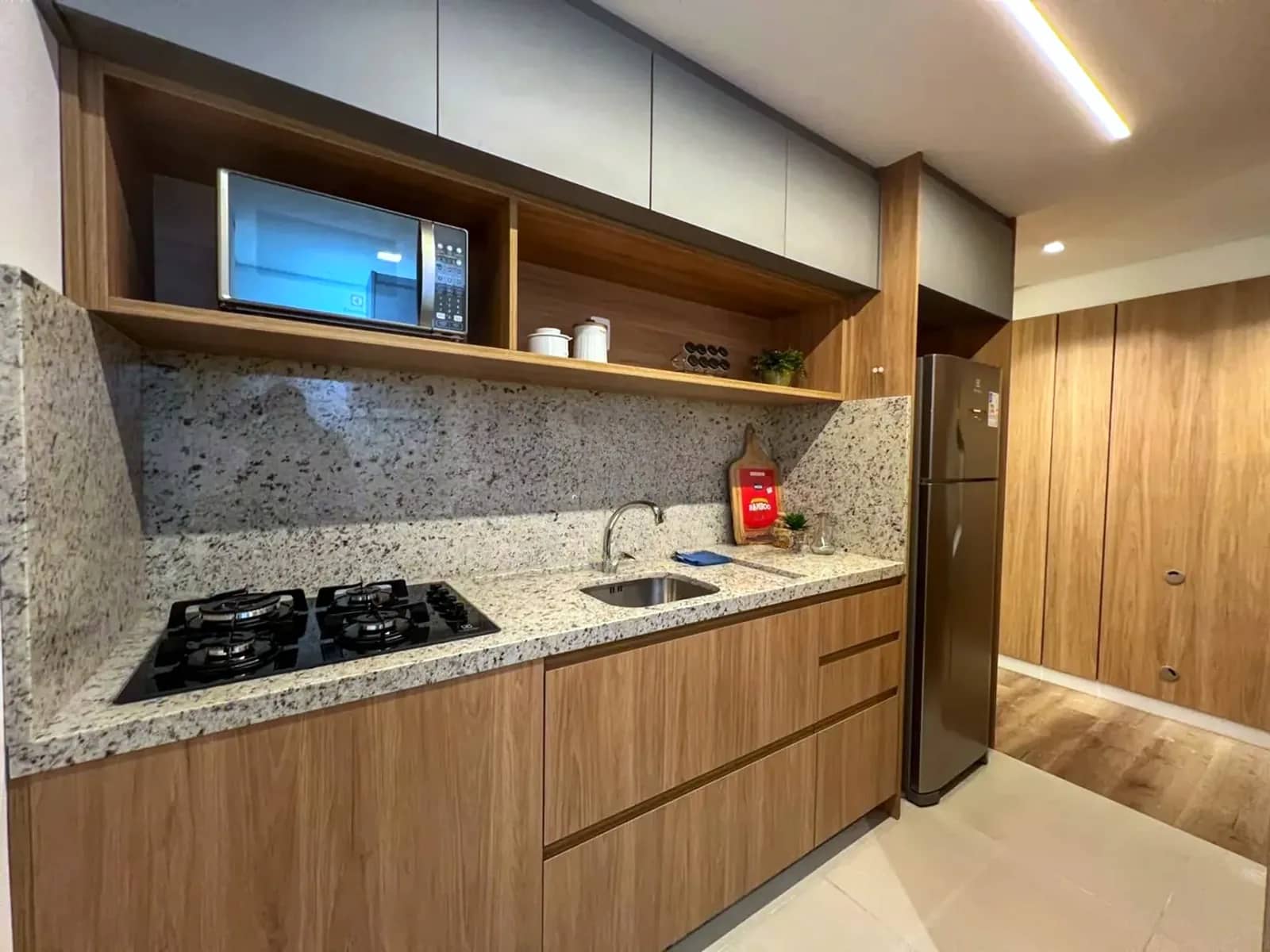 Cozinha com cooktop e bancada em granito