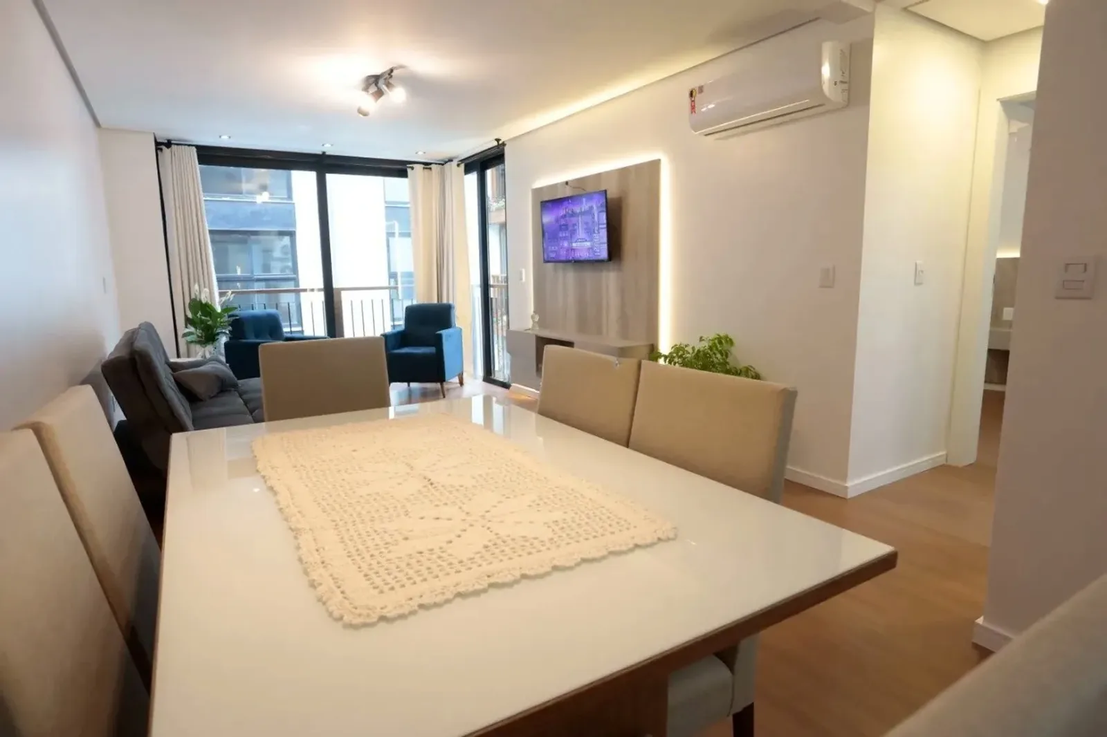 Mesa de jantar e living com sacada
