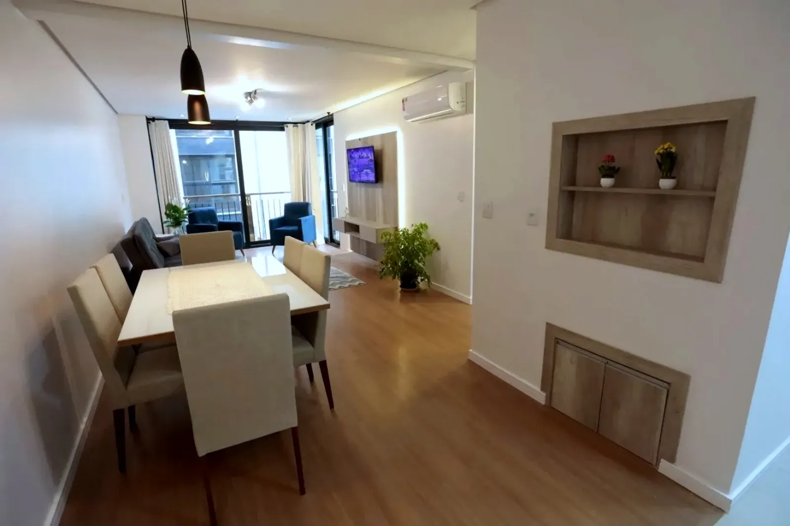 Living e jantar com nicho decorativo