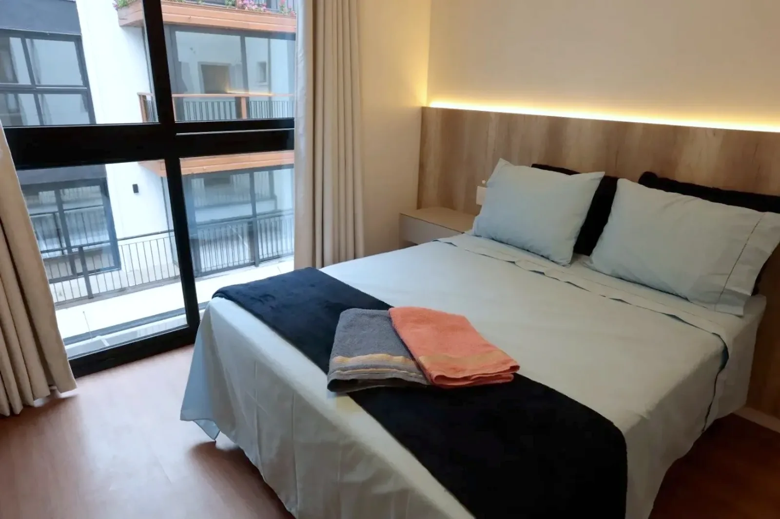 Suíte com cama de casal e janela ampla