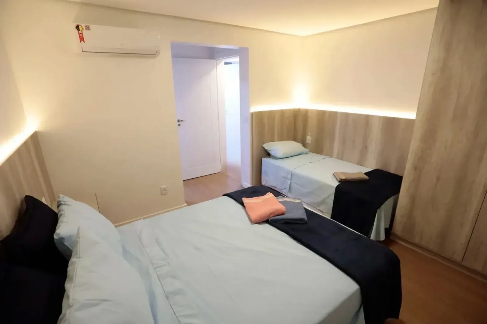 Suíte com cama de casal e de solteiro
