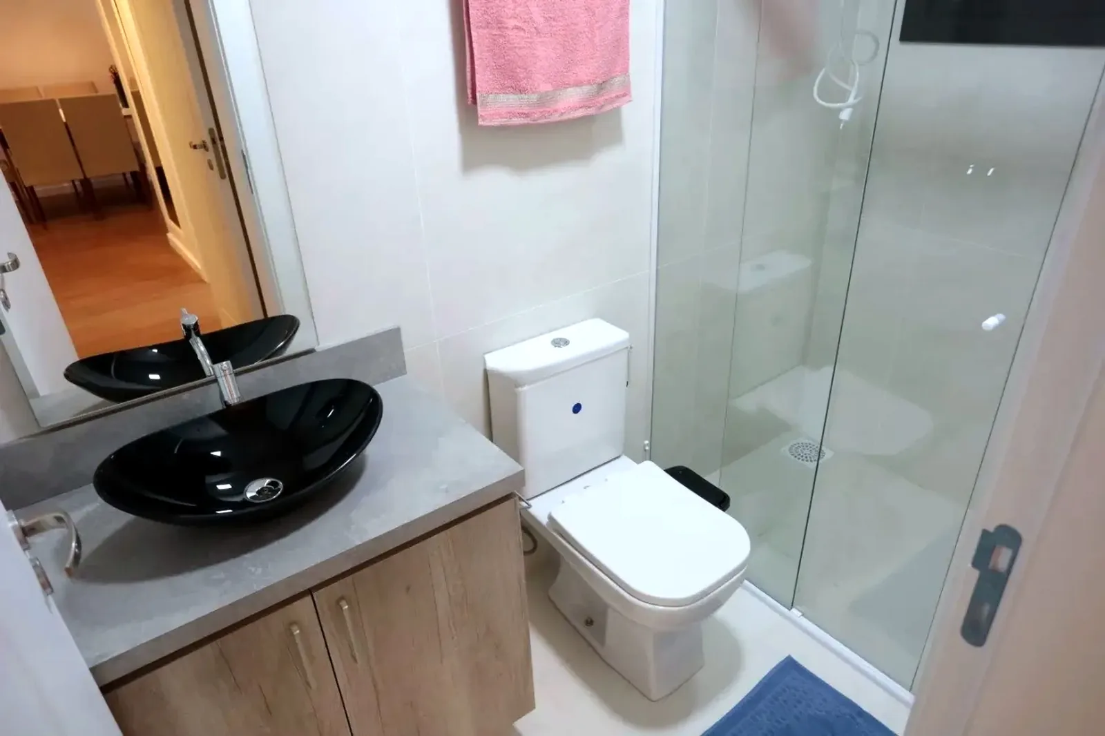 Banheiro da suíte com box de vidro
