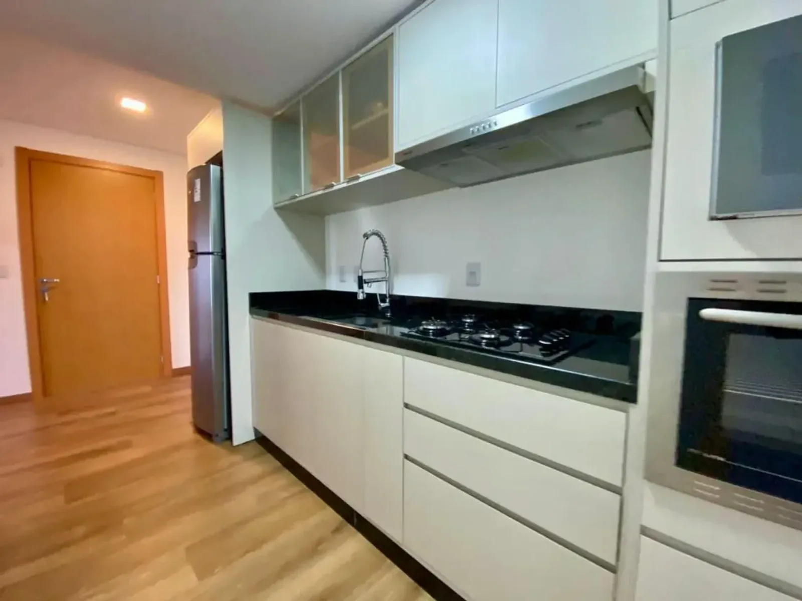Cozinha planejada com granito