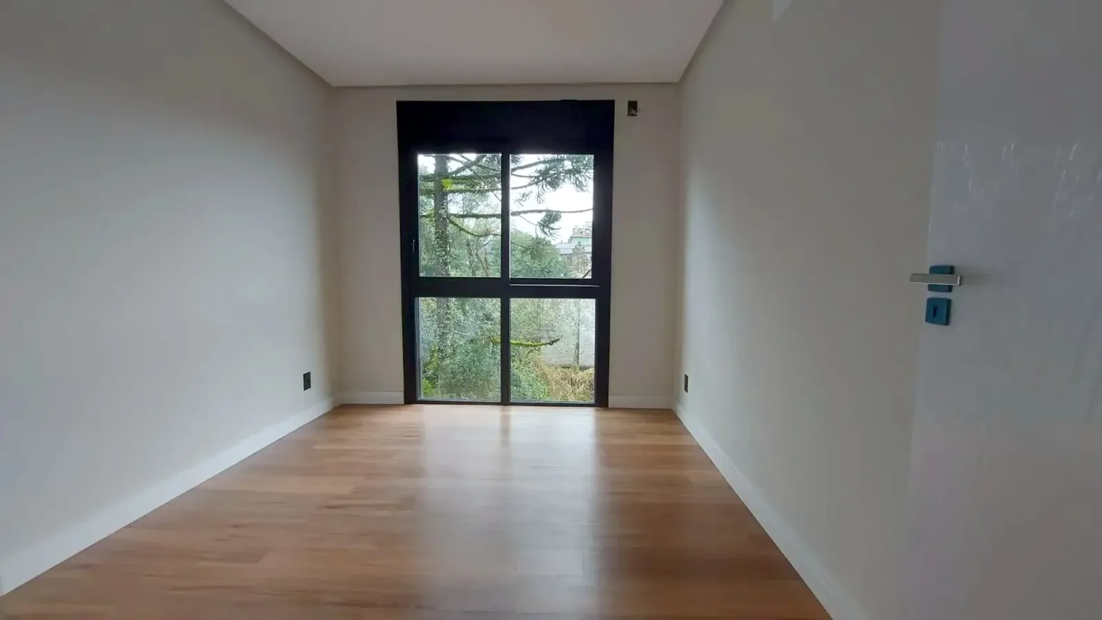 Dormitório com vista para as árvores