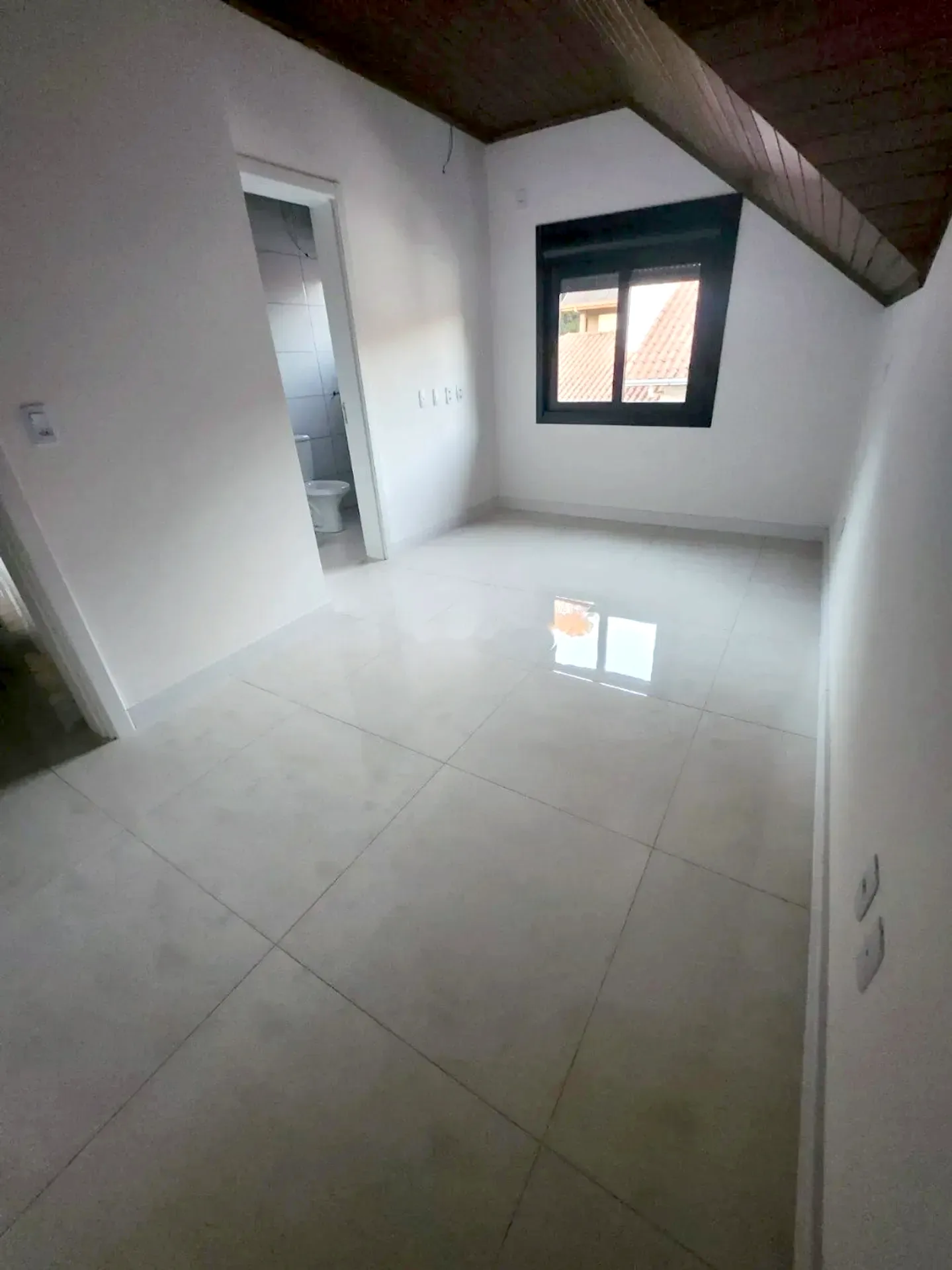 Suíte com janela e porta para o banheiro