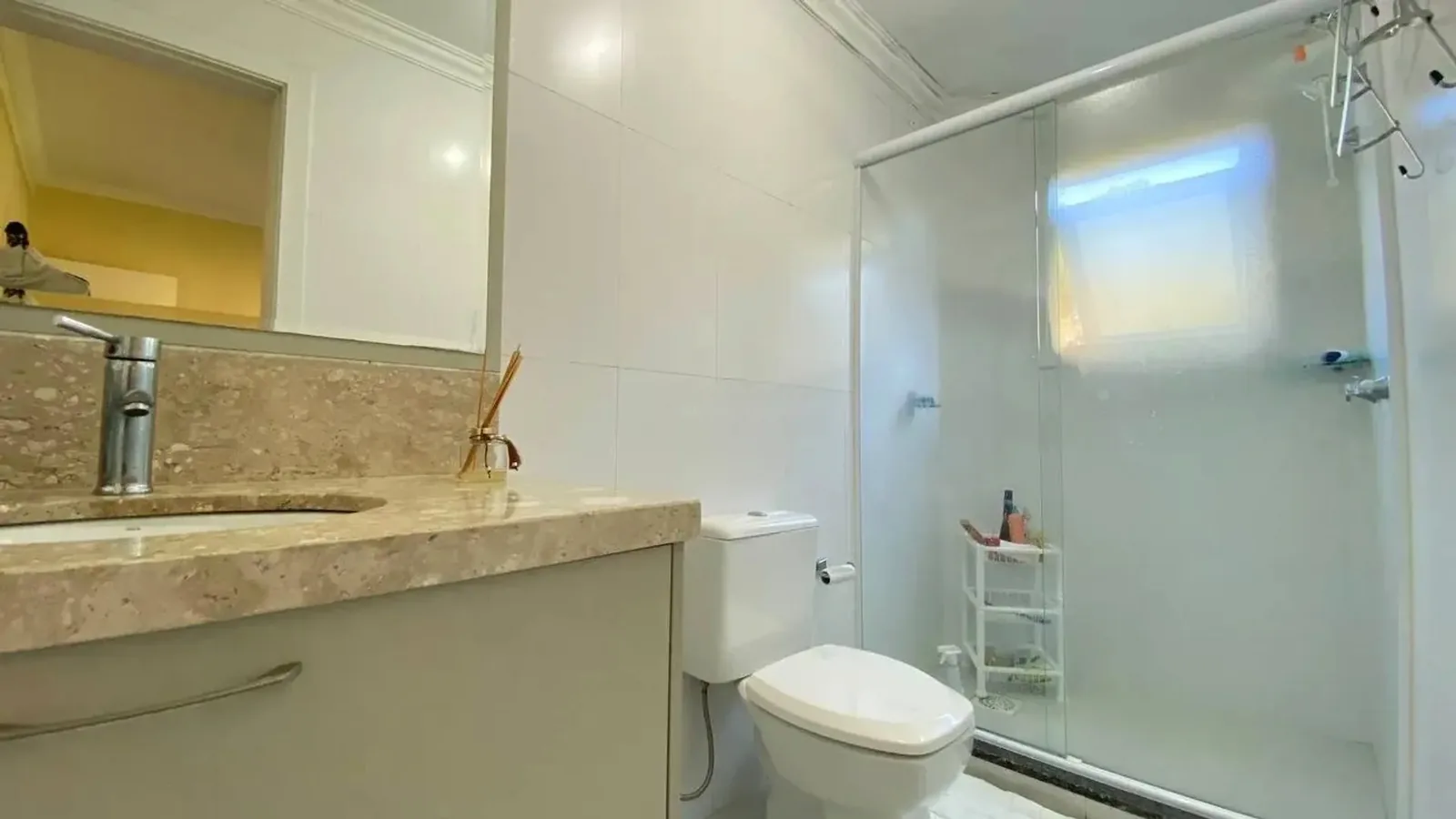Banheiro da suíte com box de vidro