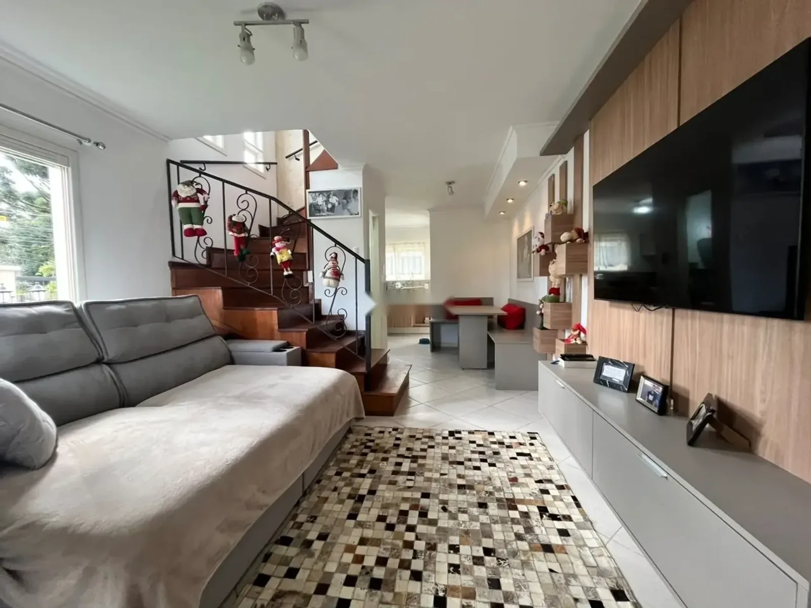 Casa geminada semimobiliada de 2 dormitórios com jardim