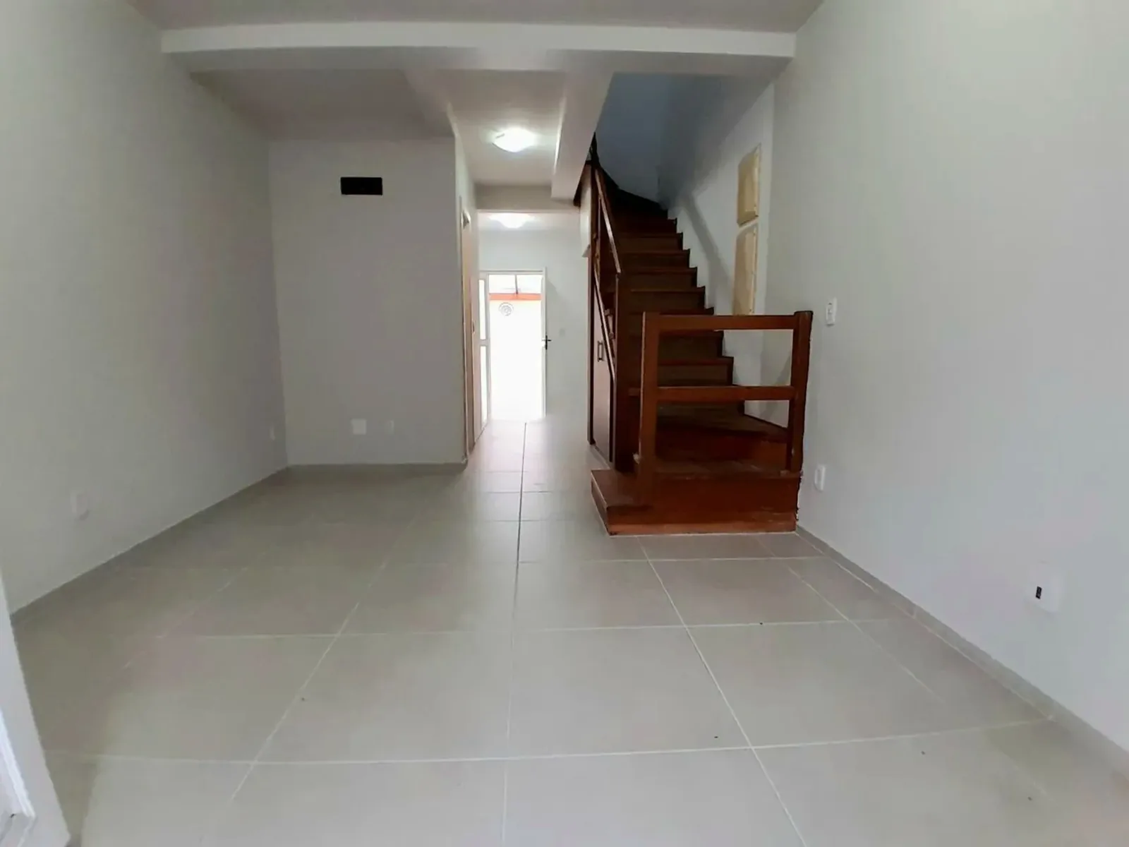 Sala de estar com escada de madeira