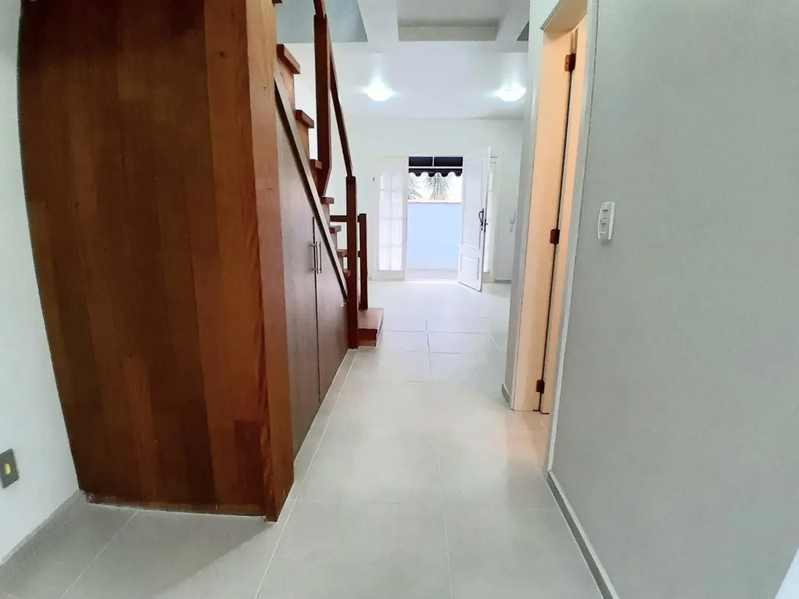 Living e escada para os dormitórios