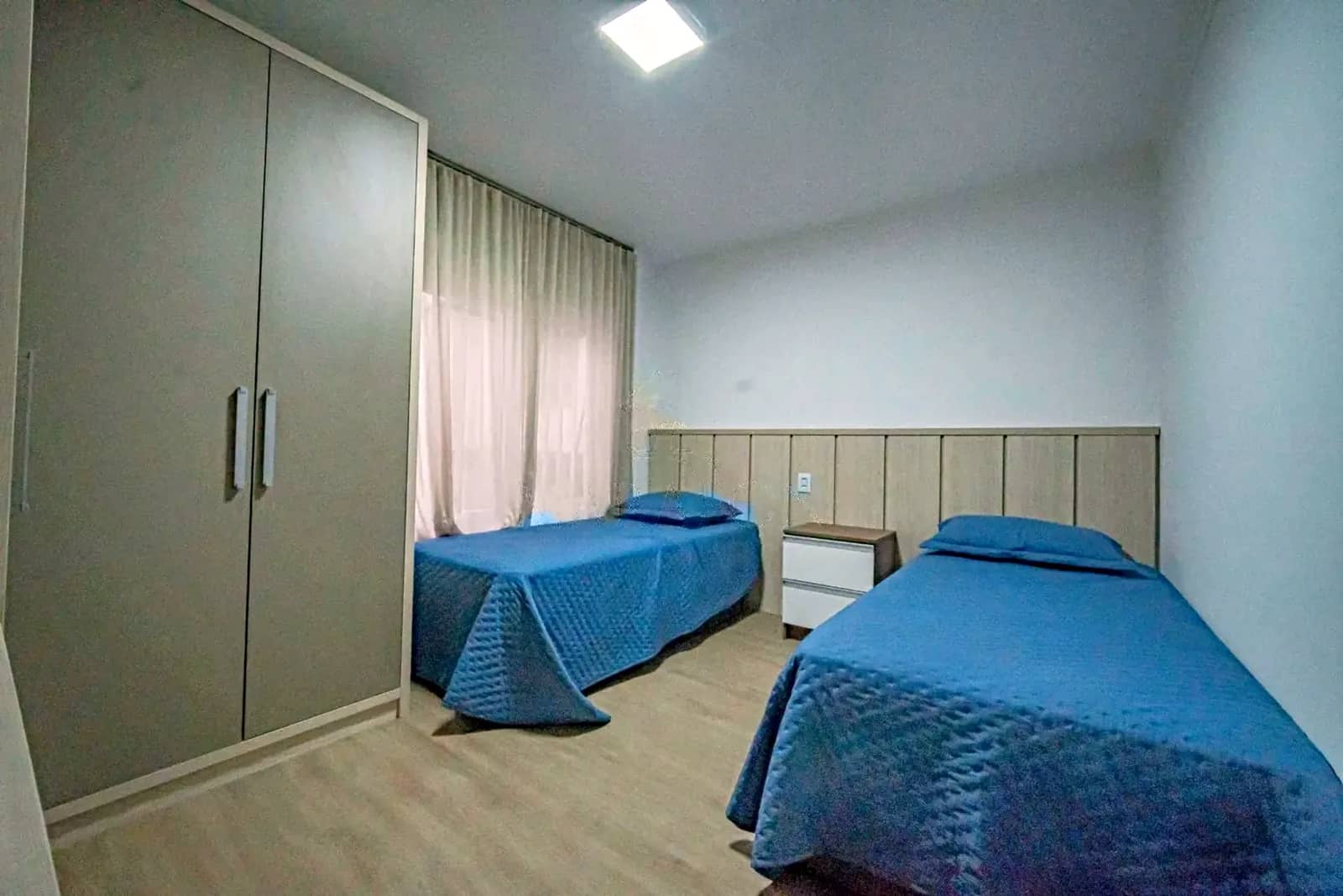 Dormitório com duas camas
