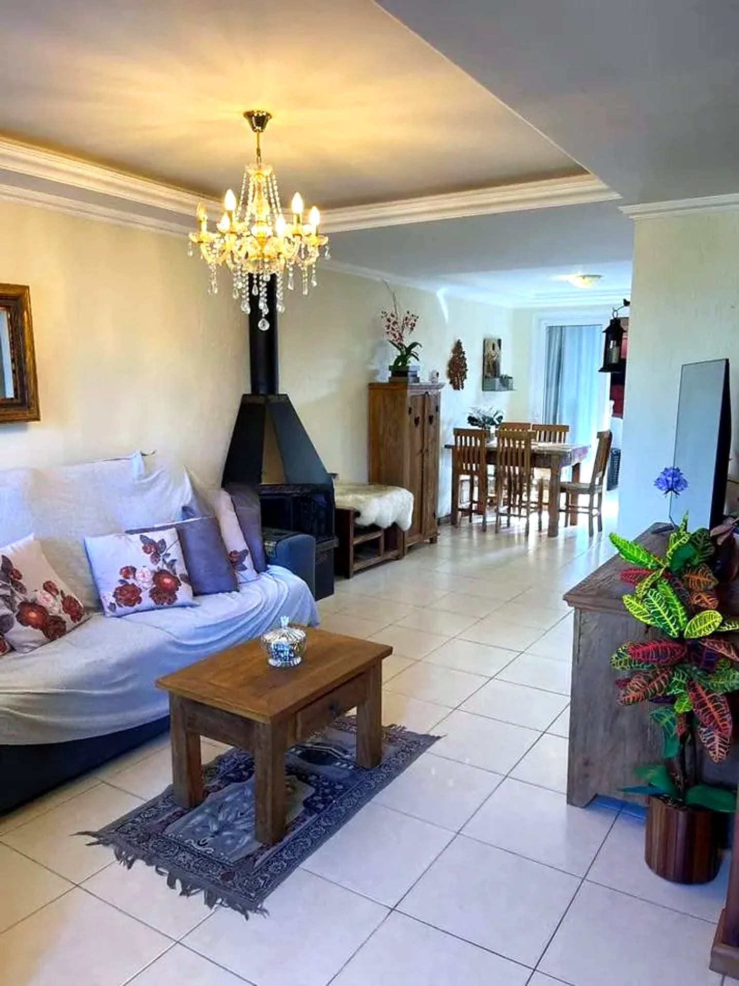 Casa geminada de 3 suítes em frente ao lago