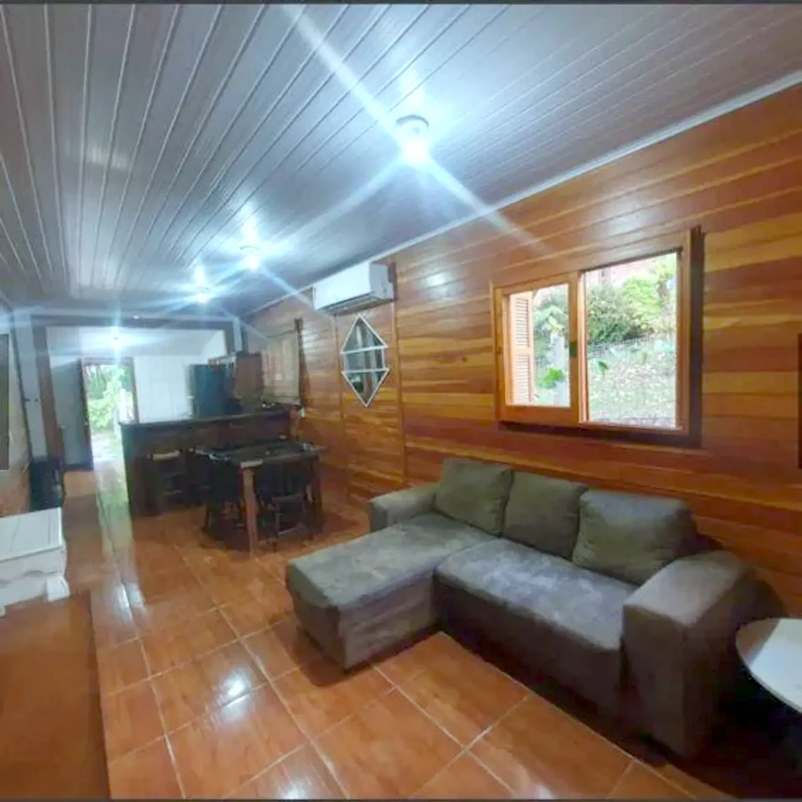 Sala de estar com paredes de madeira