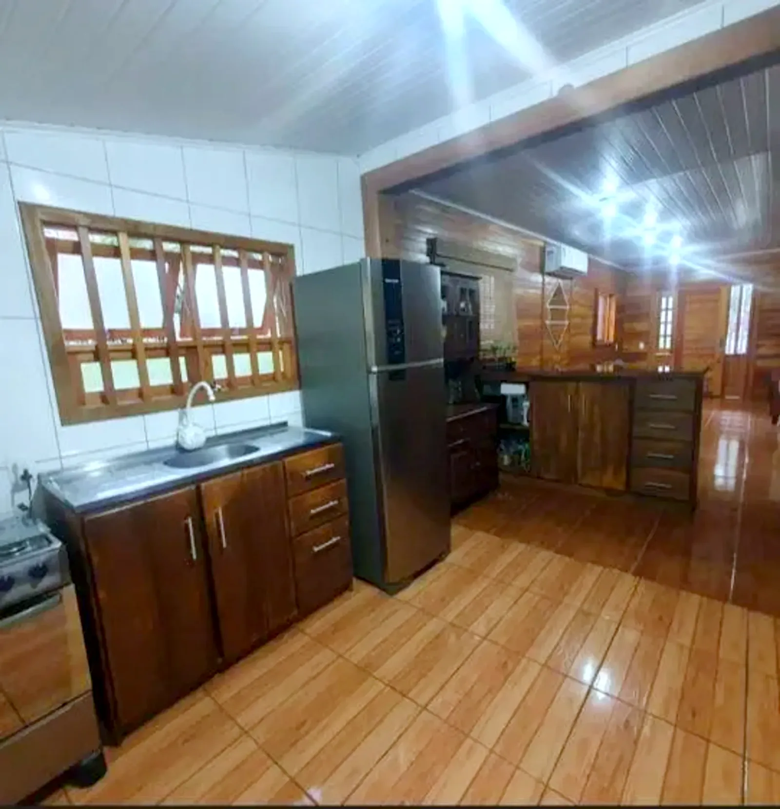 Cozinha integrada com armários