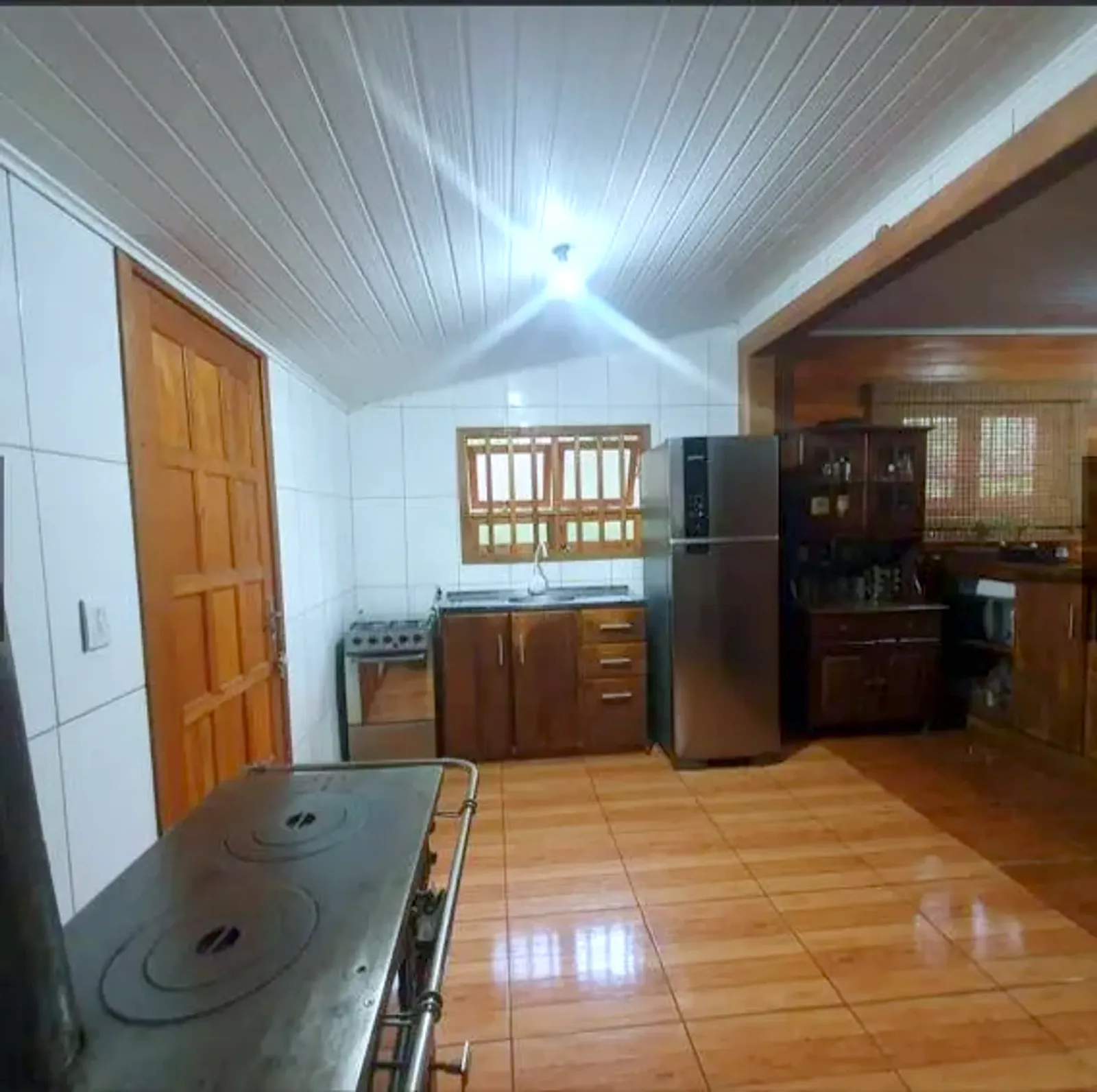 Cozinha e área de jantar