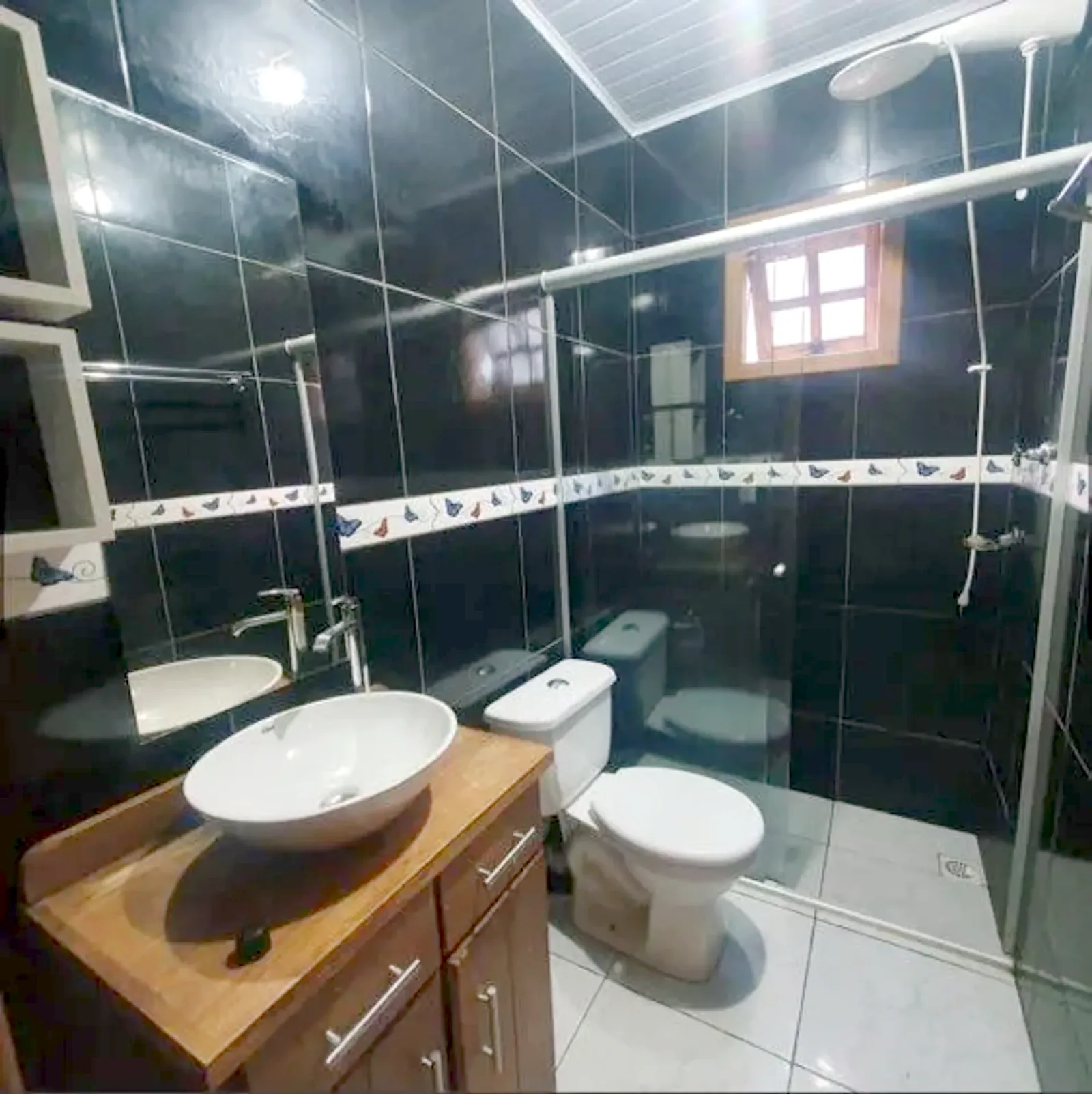 Banheiro com acabamento escuro