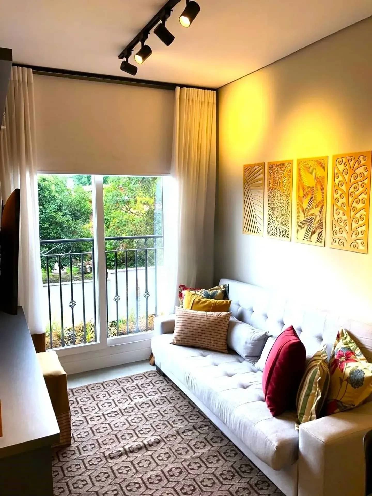 Living com sofá e porta para a sacada