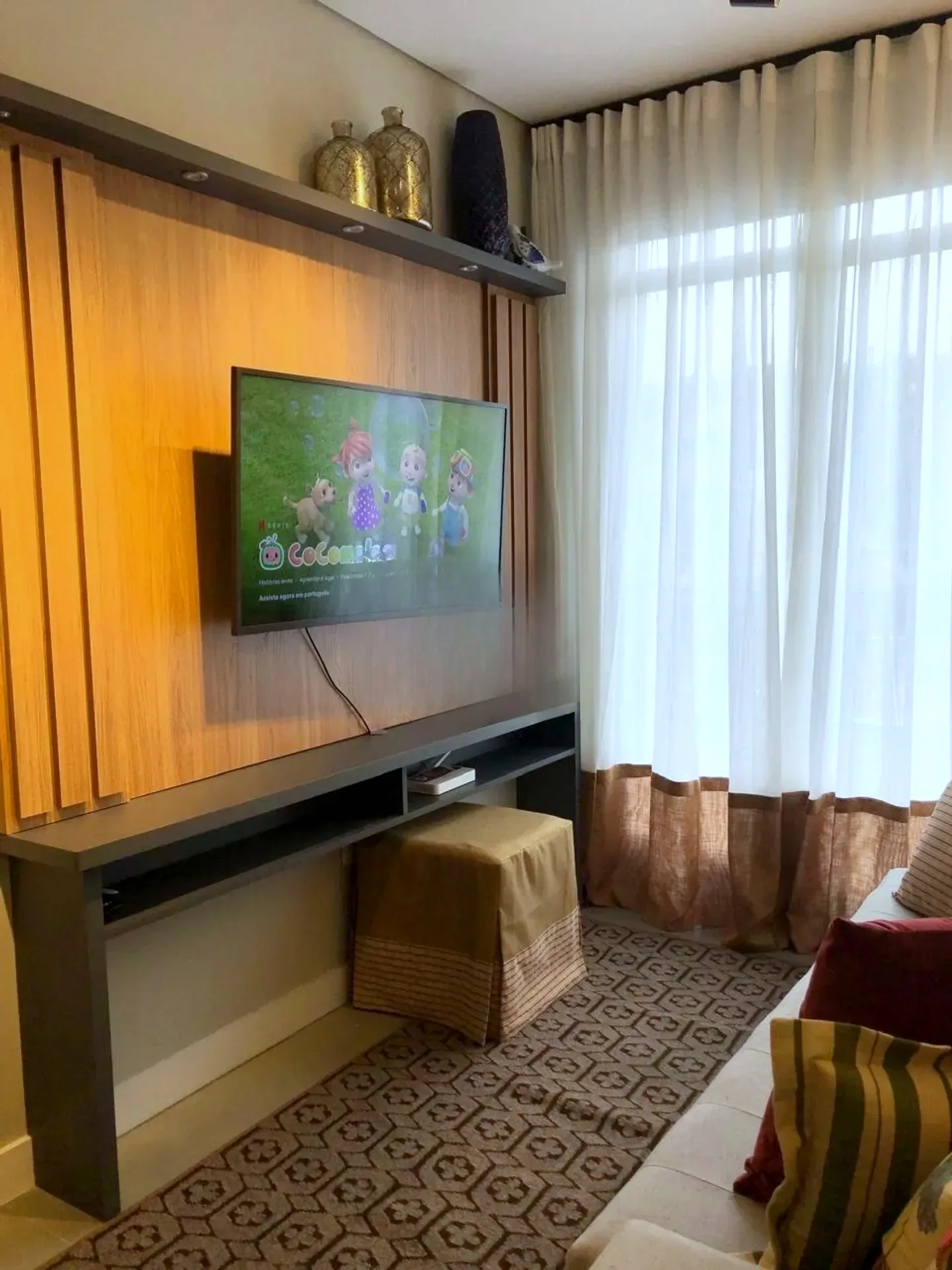Painel de TV em madeira