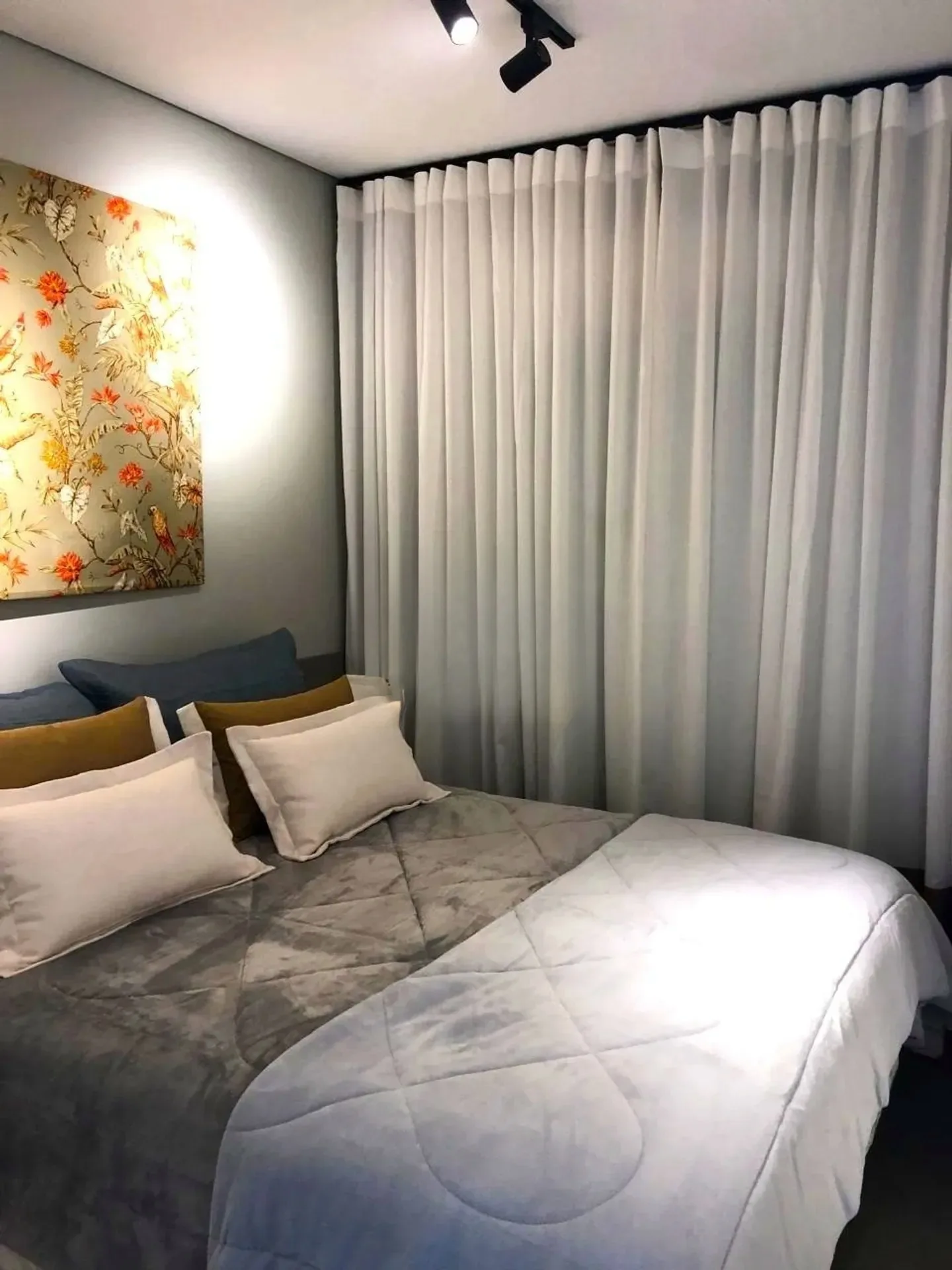 Dormitório com cortinas