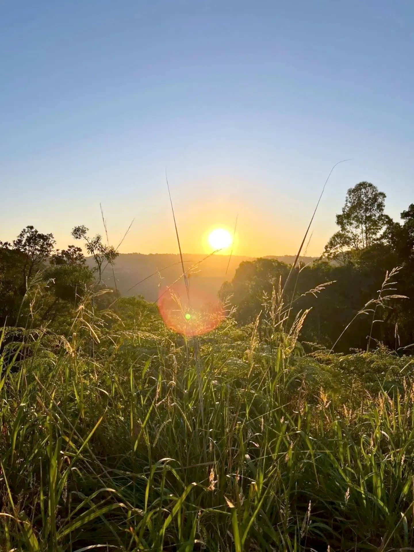 Pôr do sol sobre o vale visto do lote