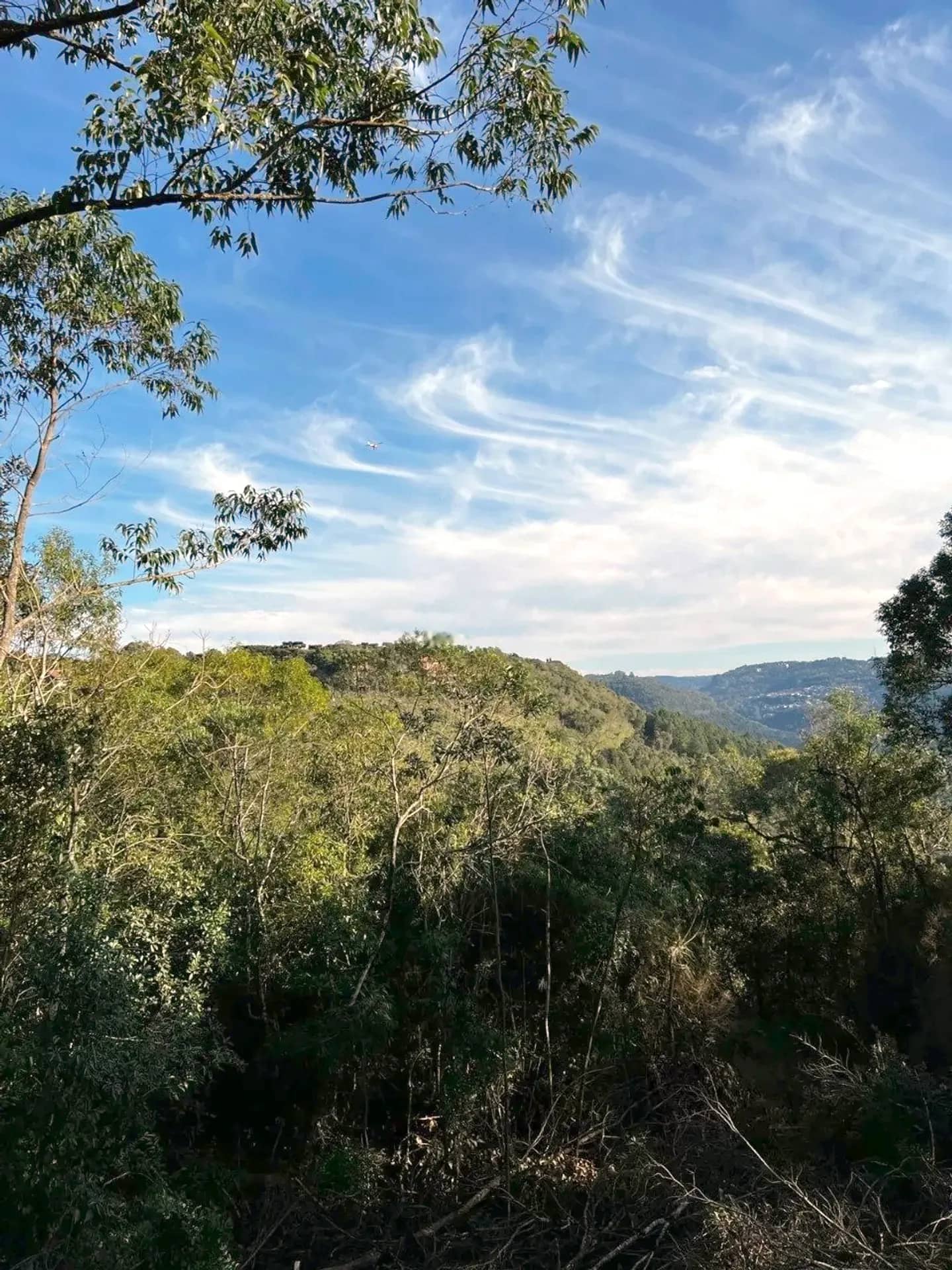 Céu aberto e vale vistos dos fundos do lote