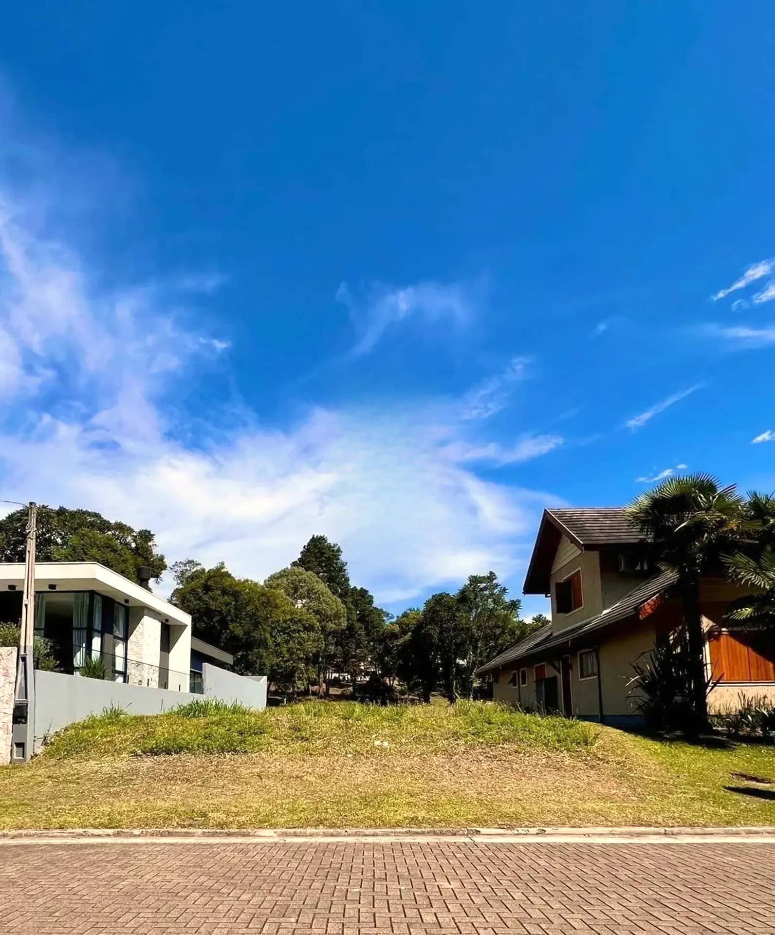 Terreno visto da rua sem saída