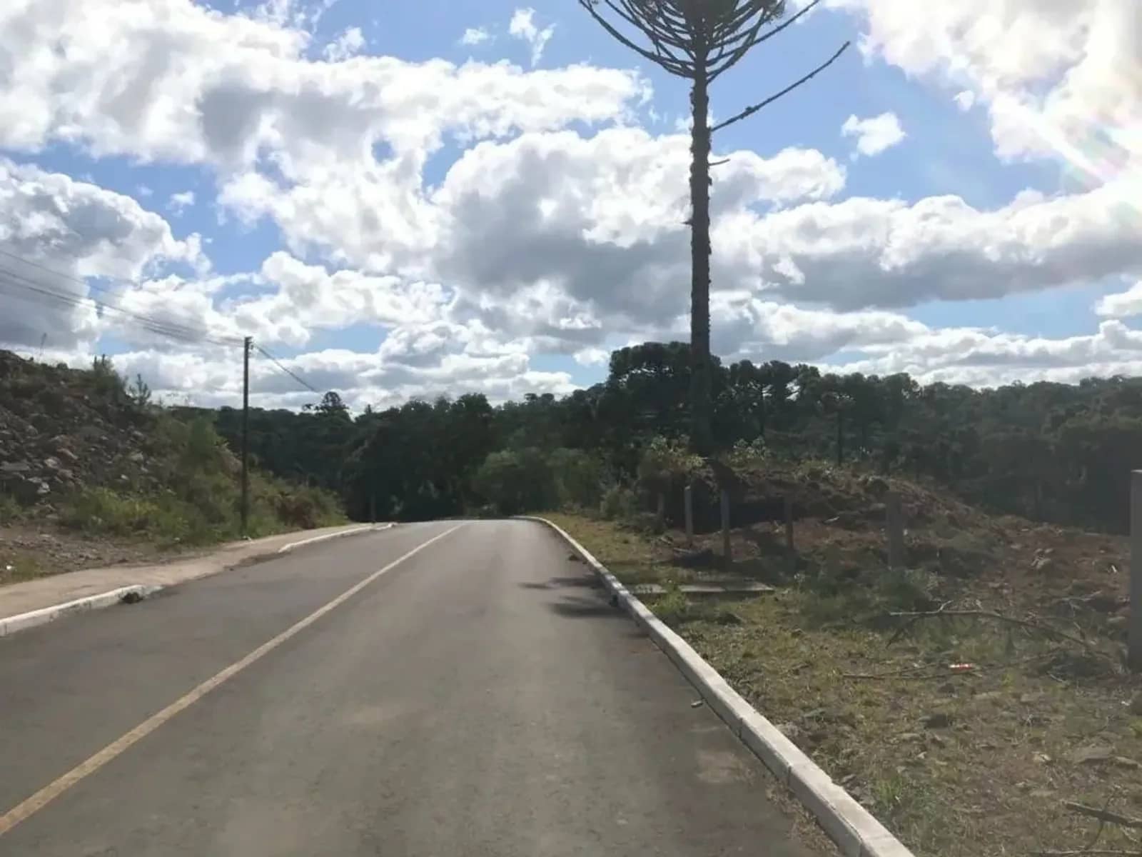 Rua pavimentada do loteamento