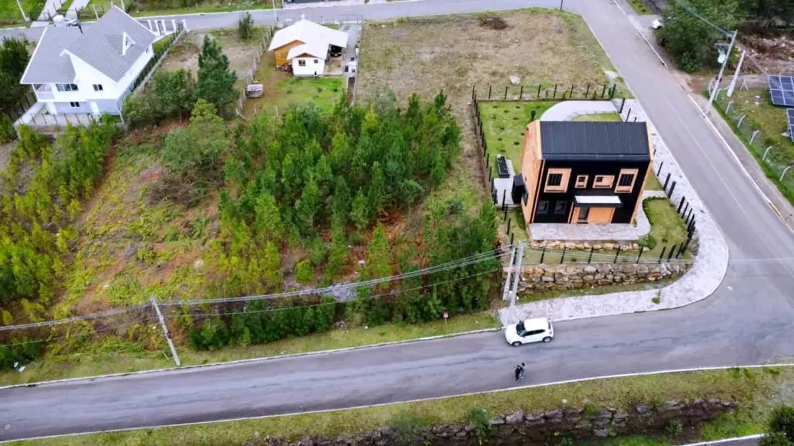 Vista aérea do terreno de 450 m² no Dutra, em Gramado, junto à rua