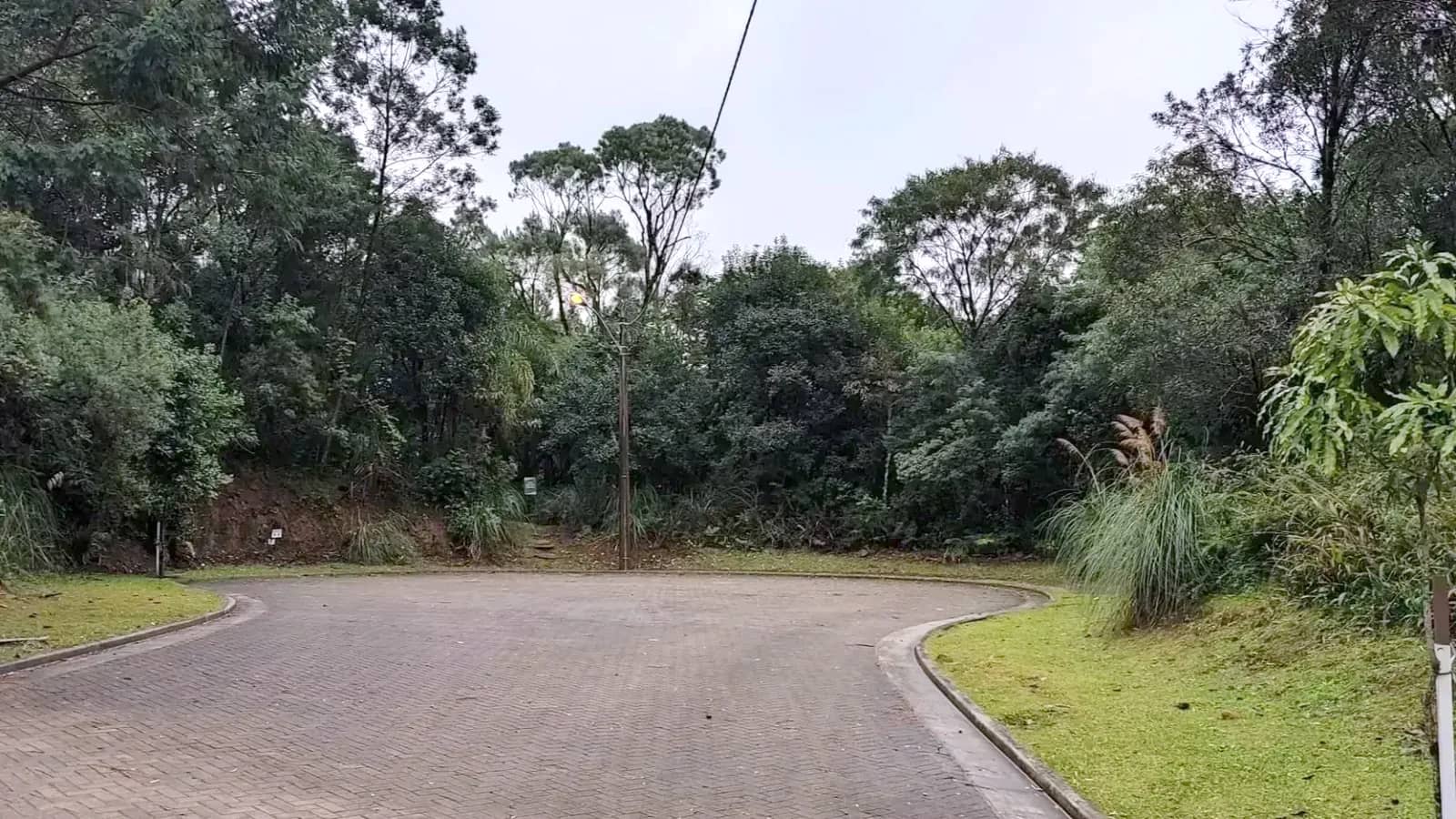 Rua calçada em frente ao terreno