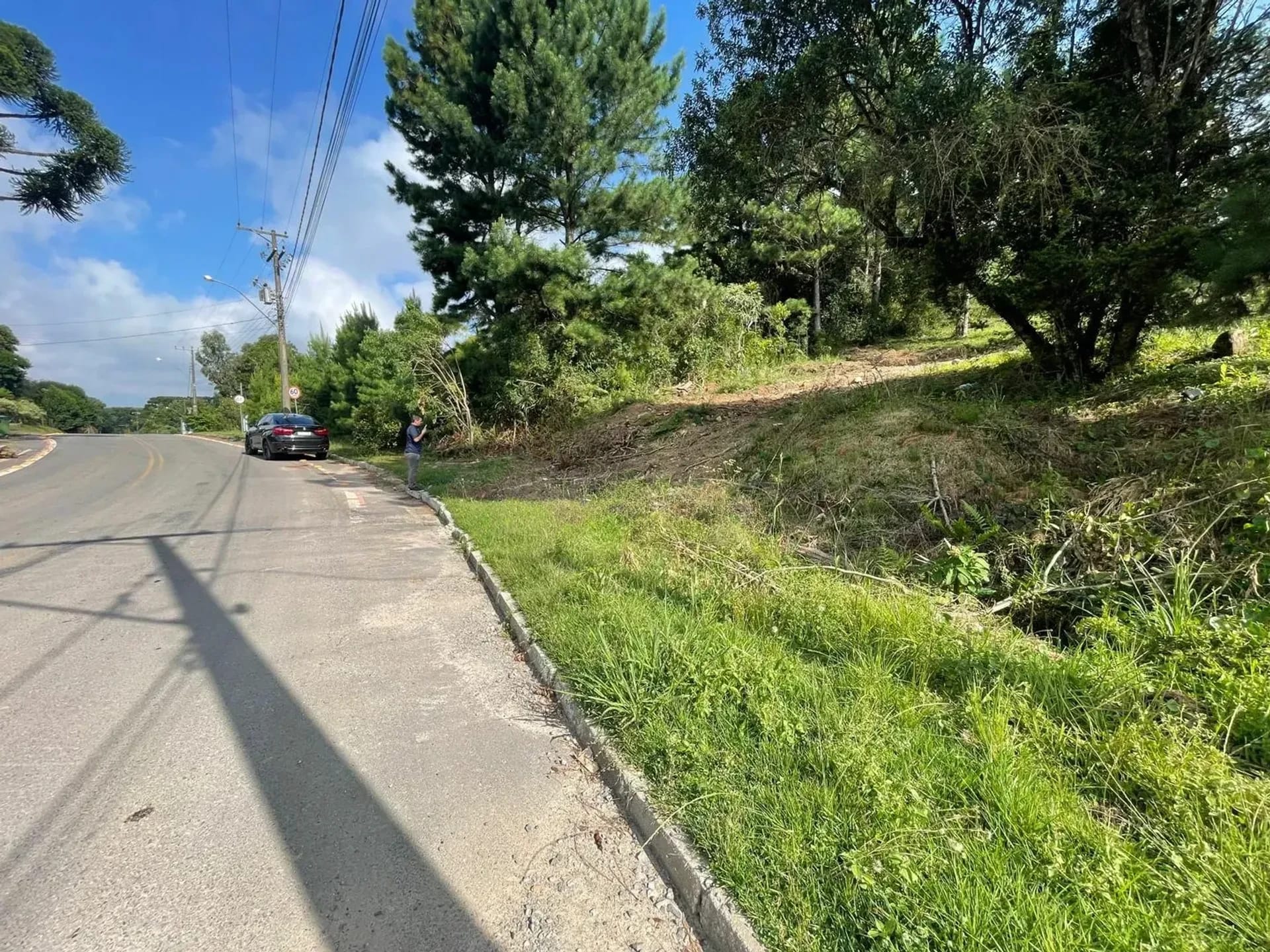 Rua asfaltada em frente ao terreno