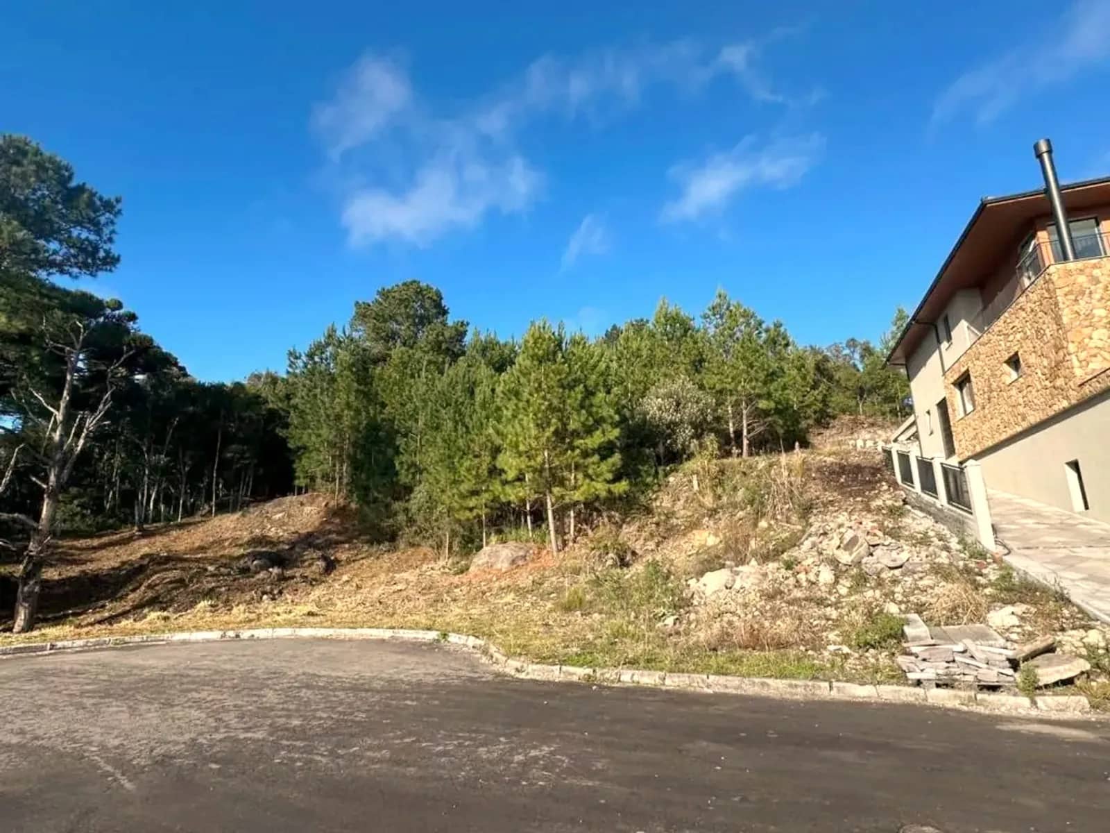 Terreno e a casa vizinha