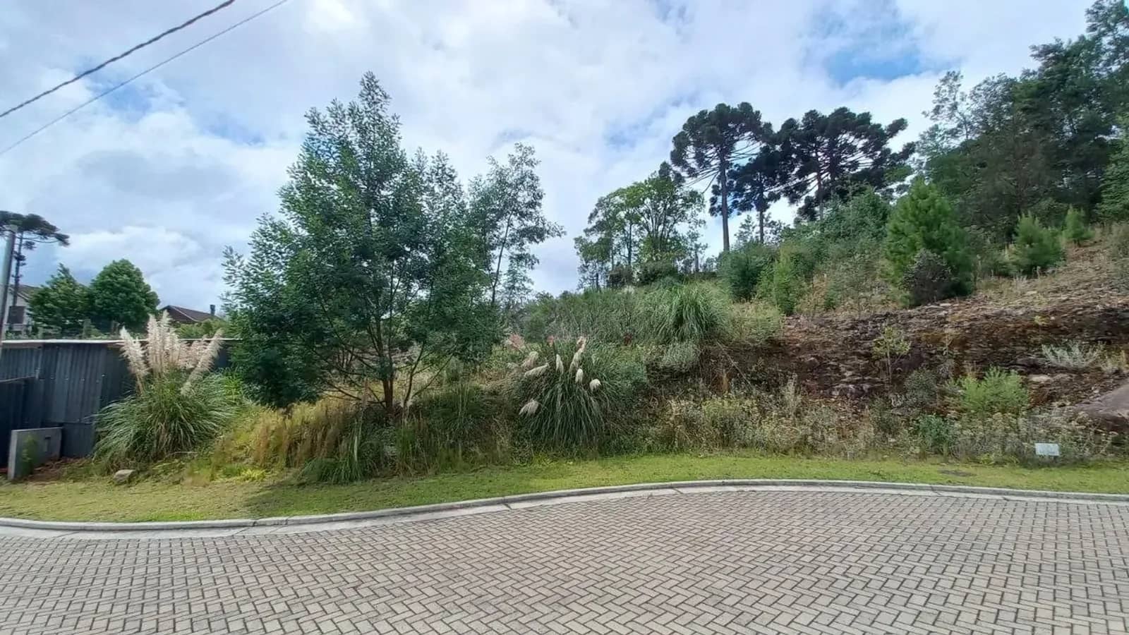 Terreno junto à rua do loteamento