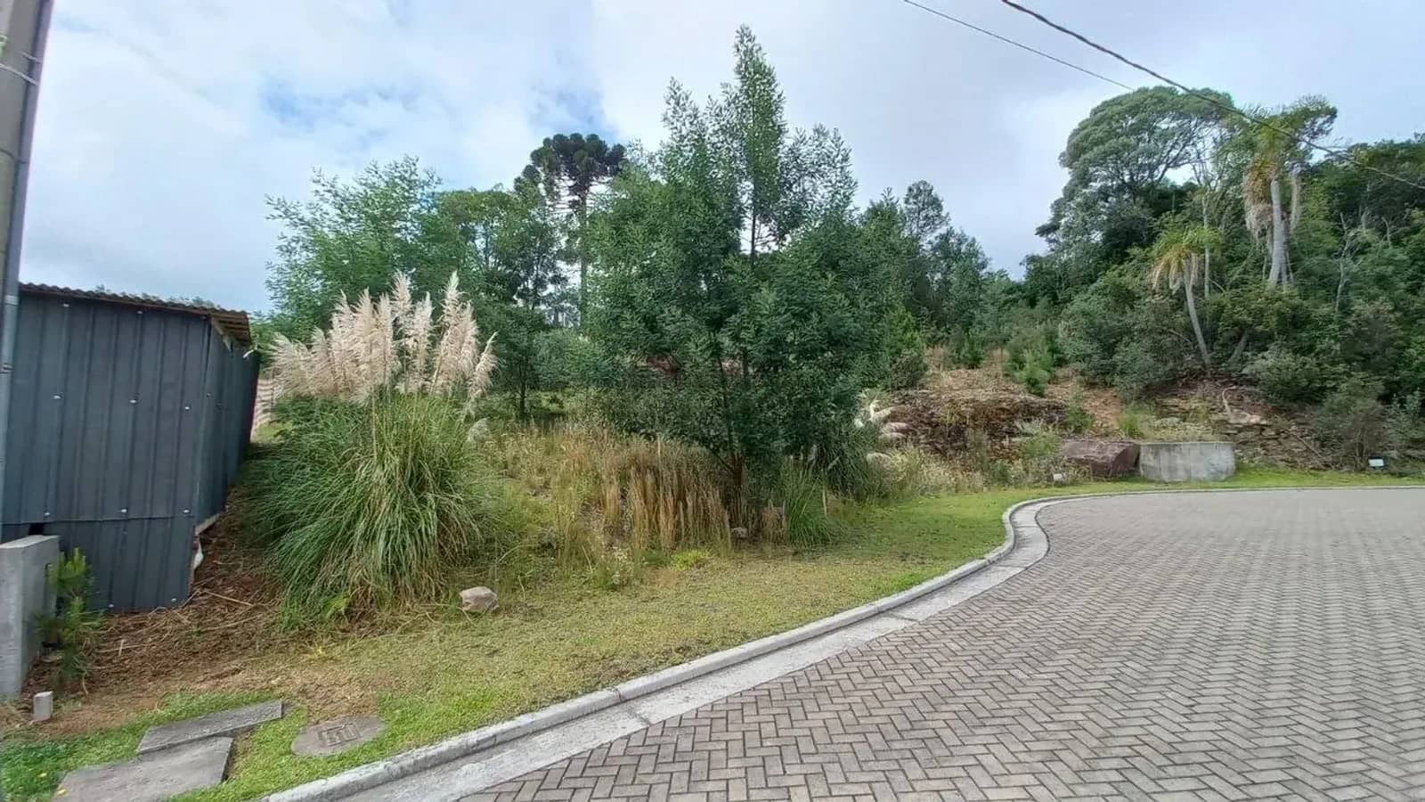 Rua calçada em frente ao terreno