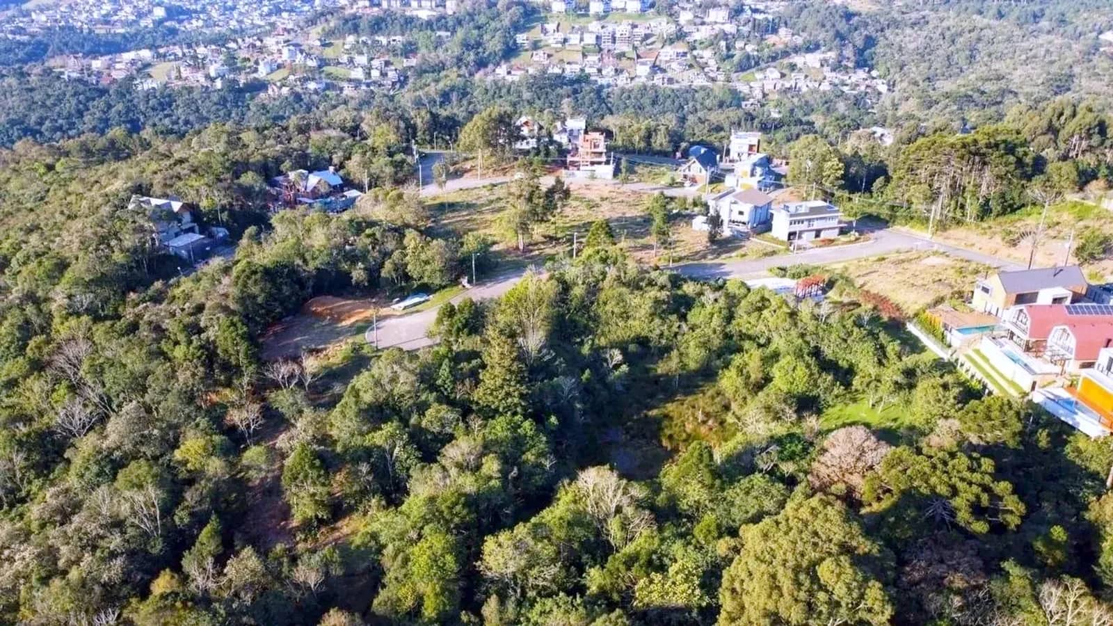 Vista aérea do loteamento e da cidade ao fundo