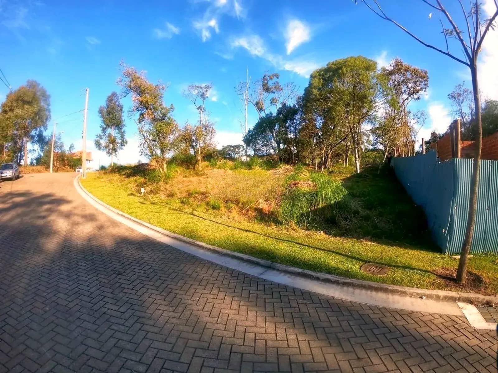 Rua do loteamento ao lado do terreno