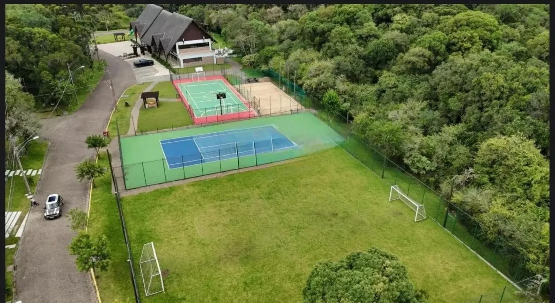 Vista aérea das quadras e do campo de futebol
