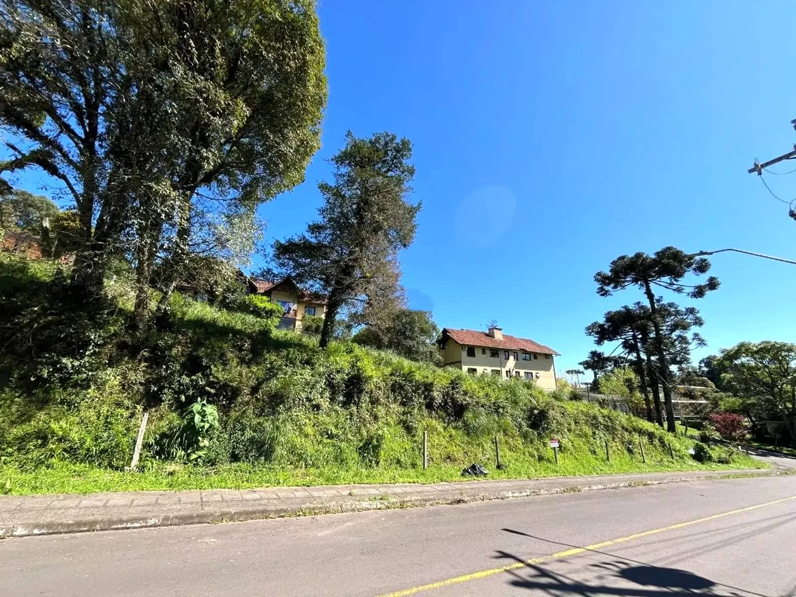 Lateral do terreno e a rua