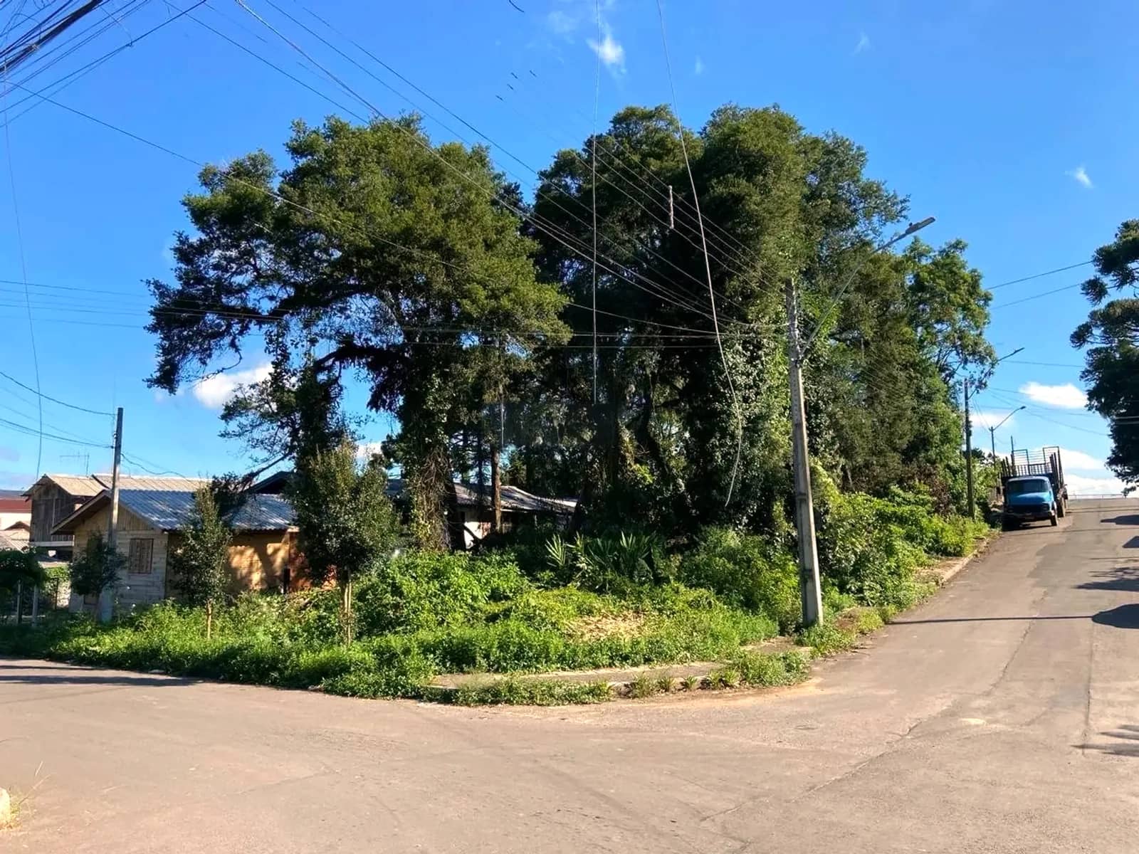 Terreno de esquina visto da avenida