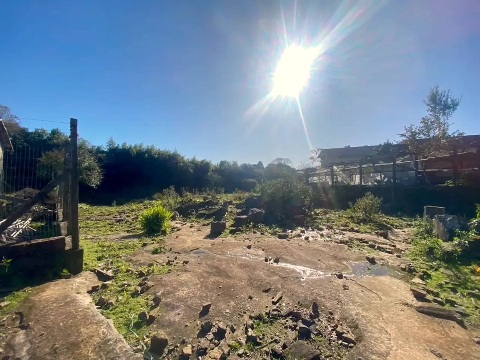 Terreno amplo e ensolarado