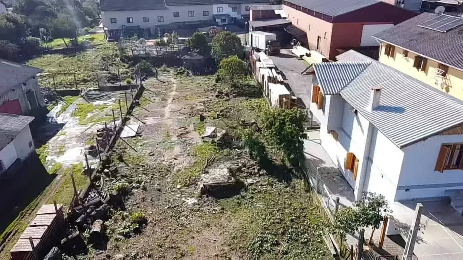 Vista aérea do terreno entre as casas