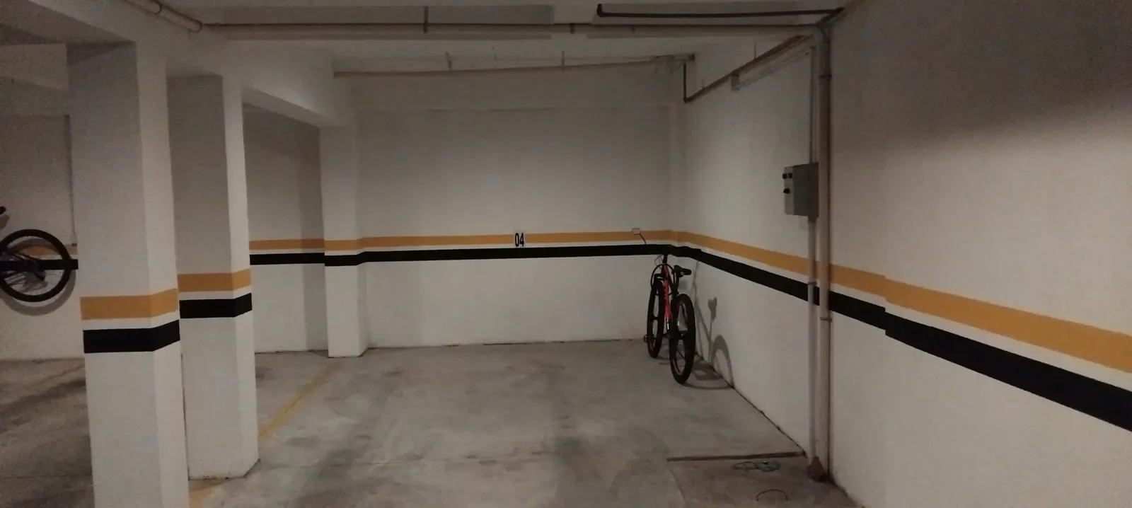 Garagem coberta do prédio