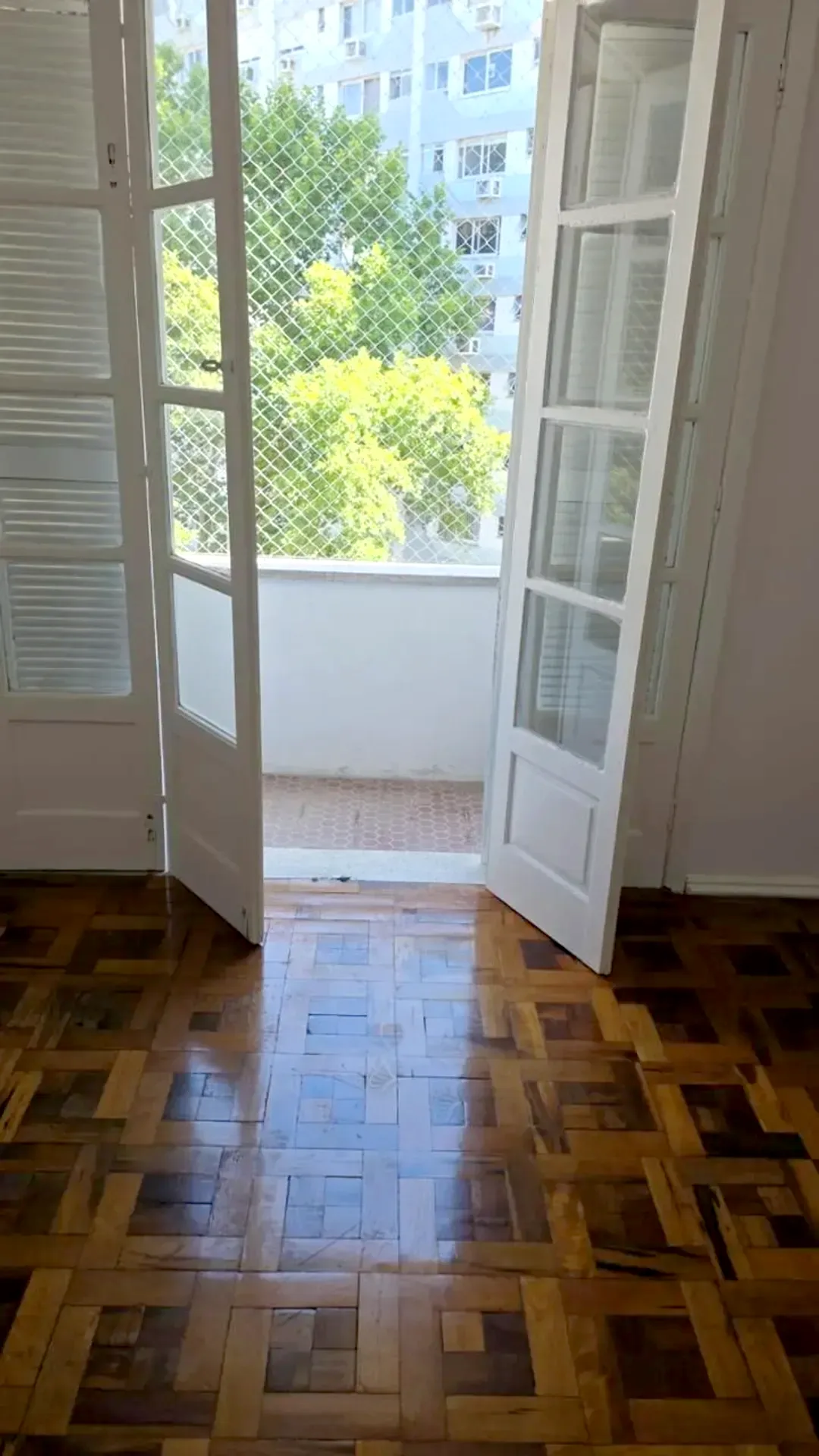 Dormitório de frente com porta dupla para a sacada, na Independência