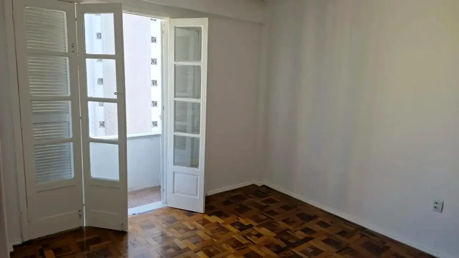 Portas de madeira e vidro para a sacada