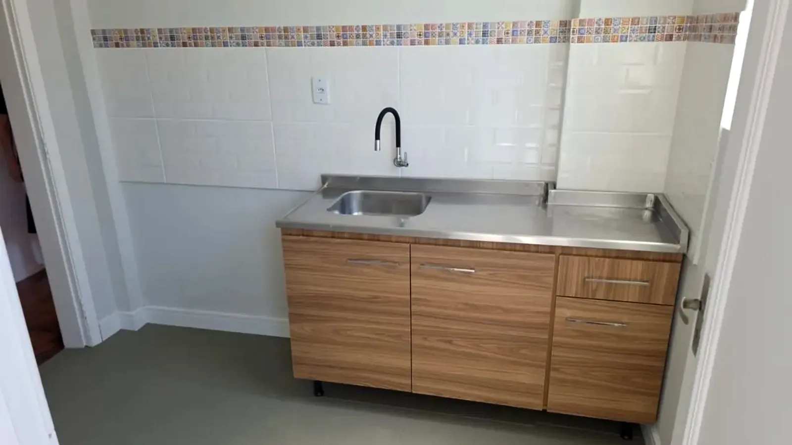 Cozinha com gabinete novo e bancada de inox