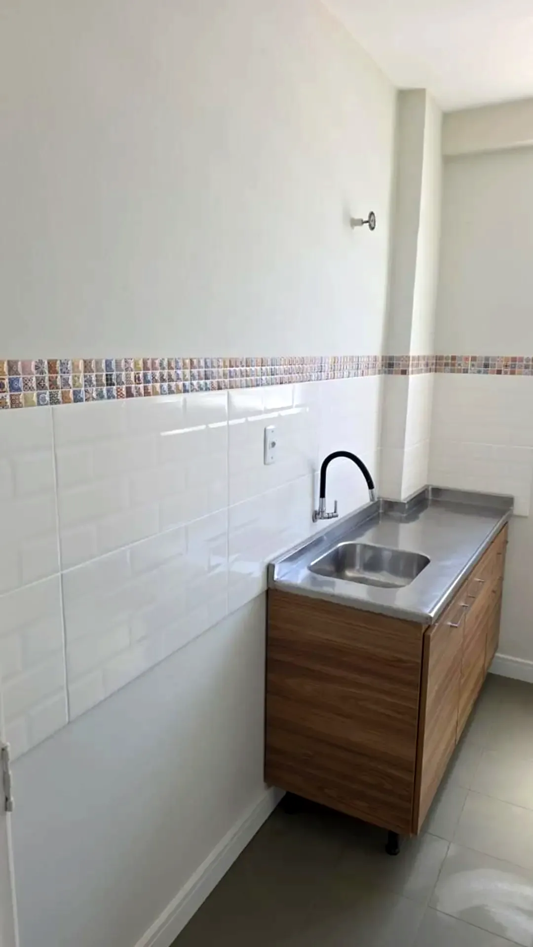 Cozinha com revestimento claro