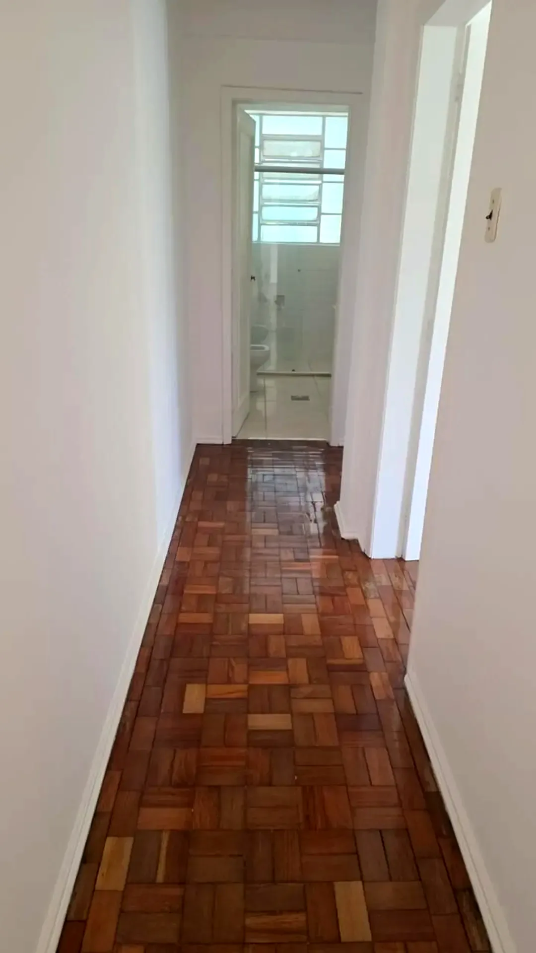 Circulação com piso de parquê