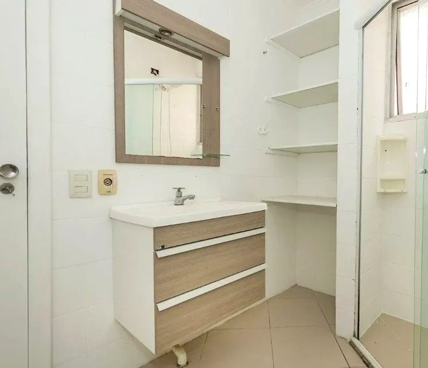 Banheiro com gabinete, nichos e box de vidro