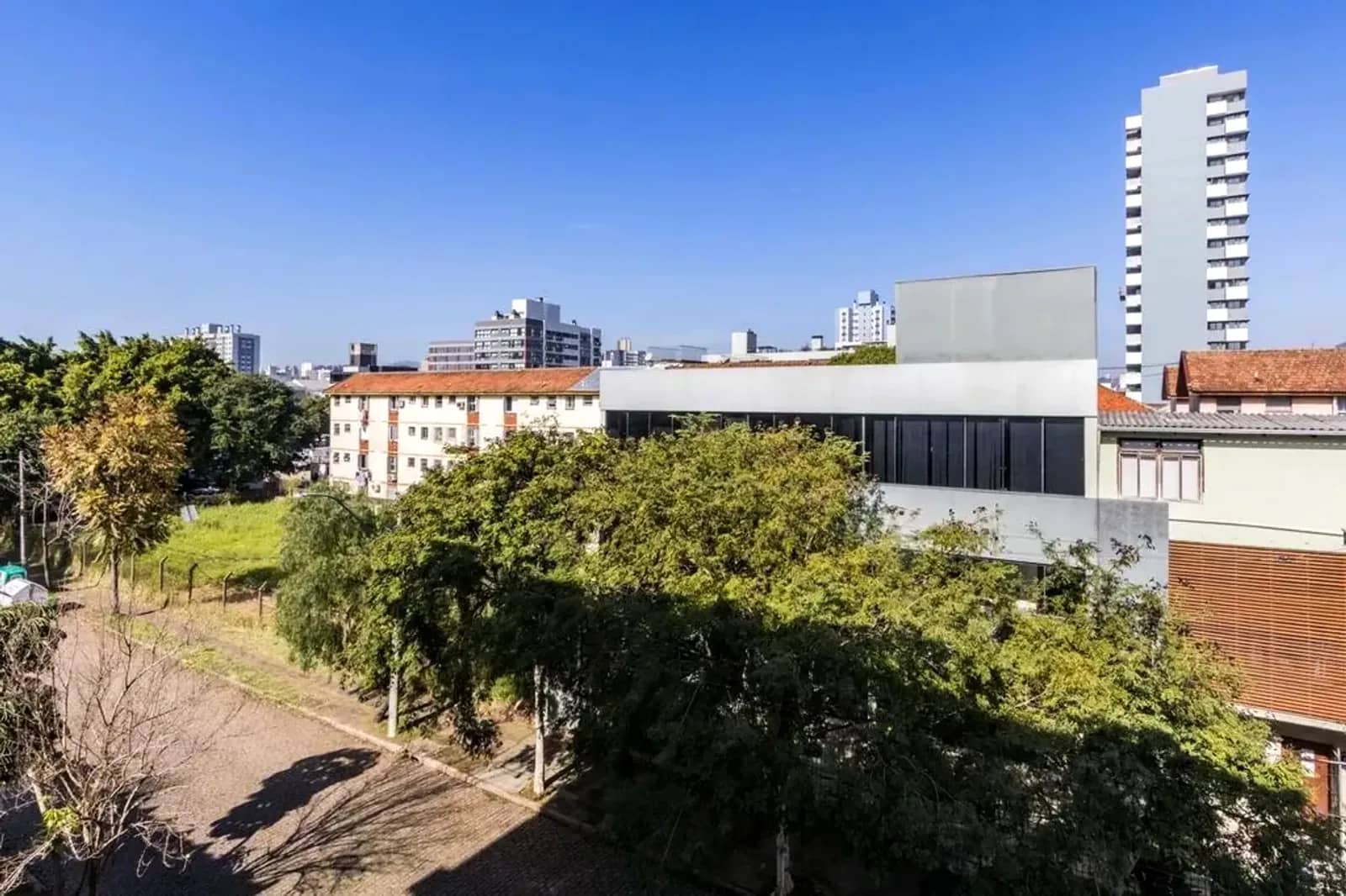 Vista da janela para o bairro arborizado